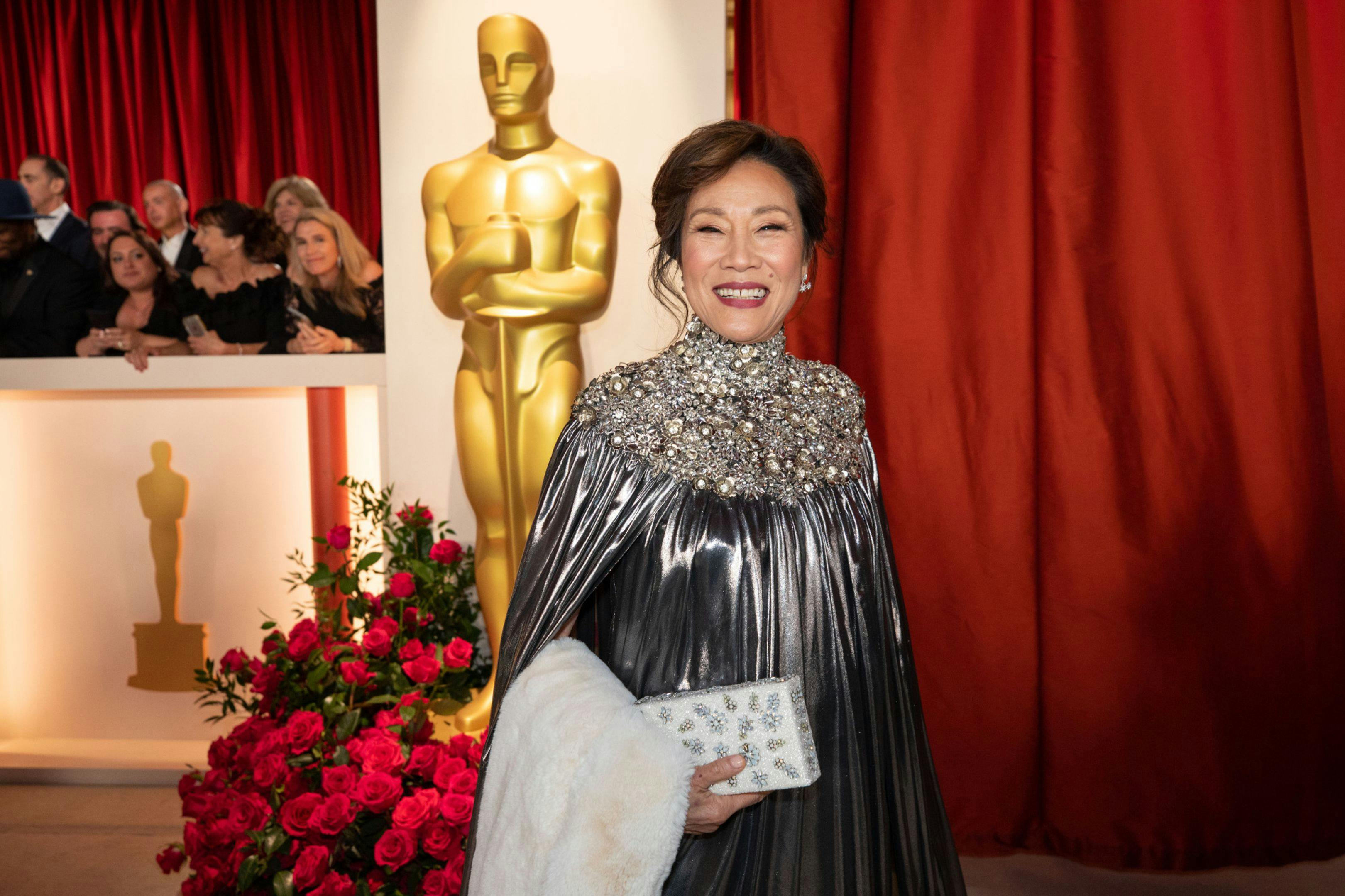 La presidenta de la Academia de Hollywood, Janet Yang, en la alfombra roja del Dolby Theatre antes de la ceremonia de los Oscar en 2023