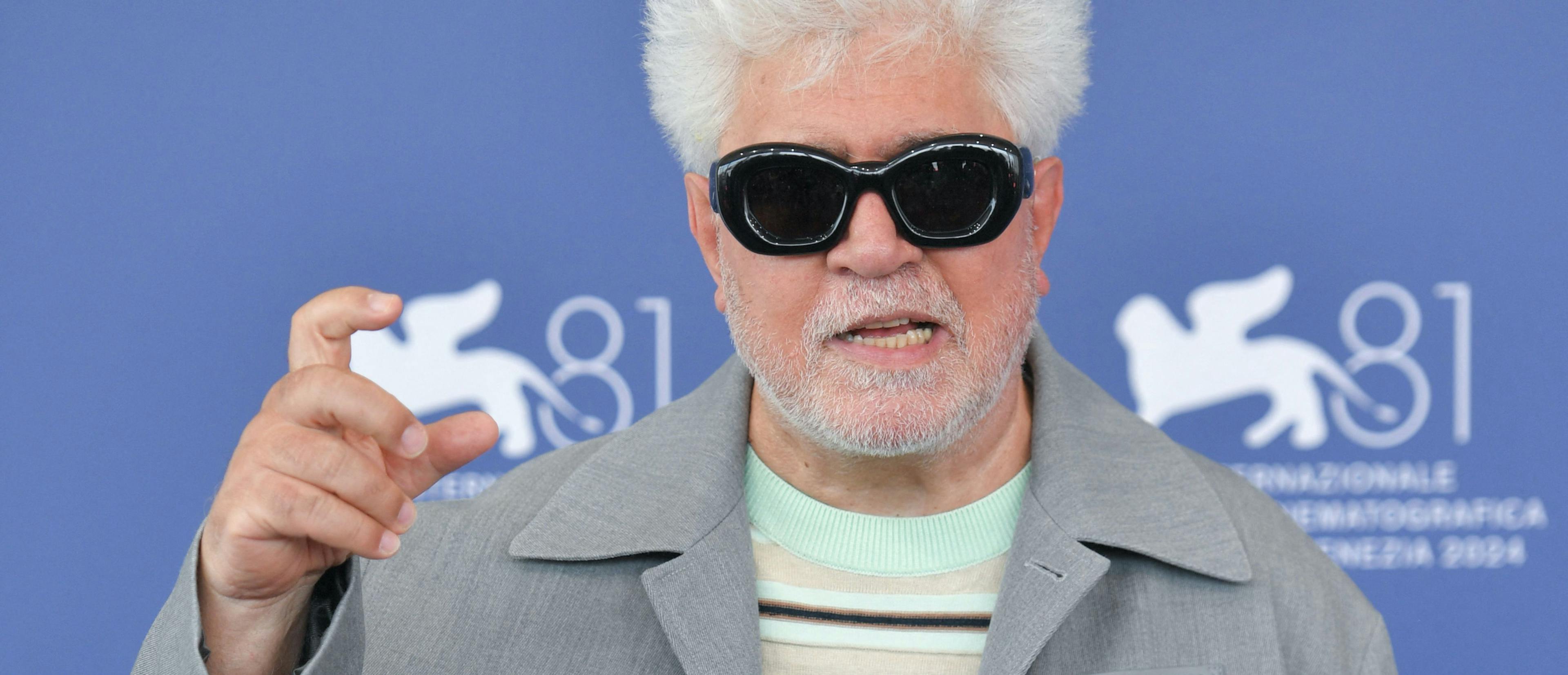 El director Pedro Almodóvar posa en el photocall de la Mostra de Venecia 2024 para presentar 'La habitación de al lado'