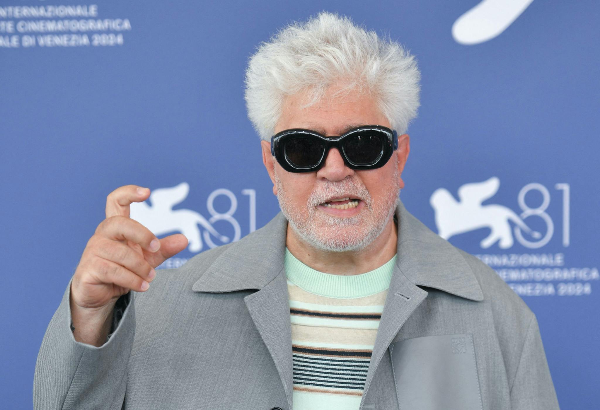 El director Pedro Almodóvar posa en el photocall de la Mostra de Venecia 2024 para presentar 'La habitación de al lado'