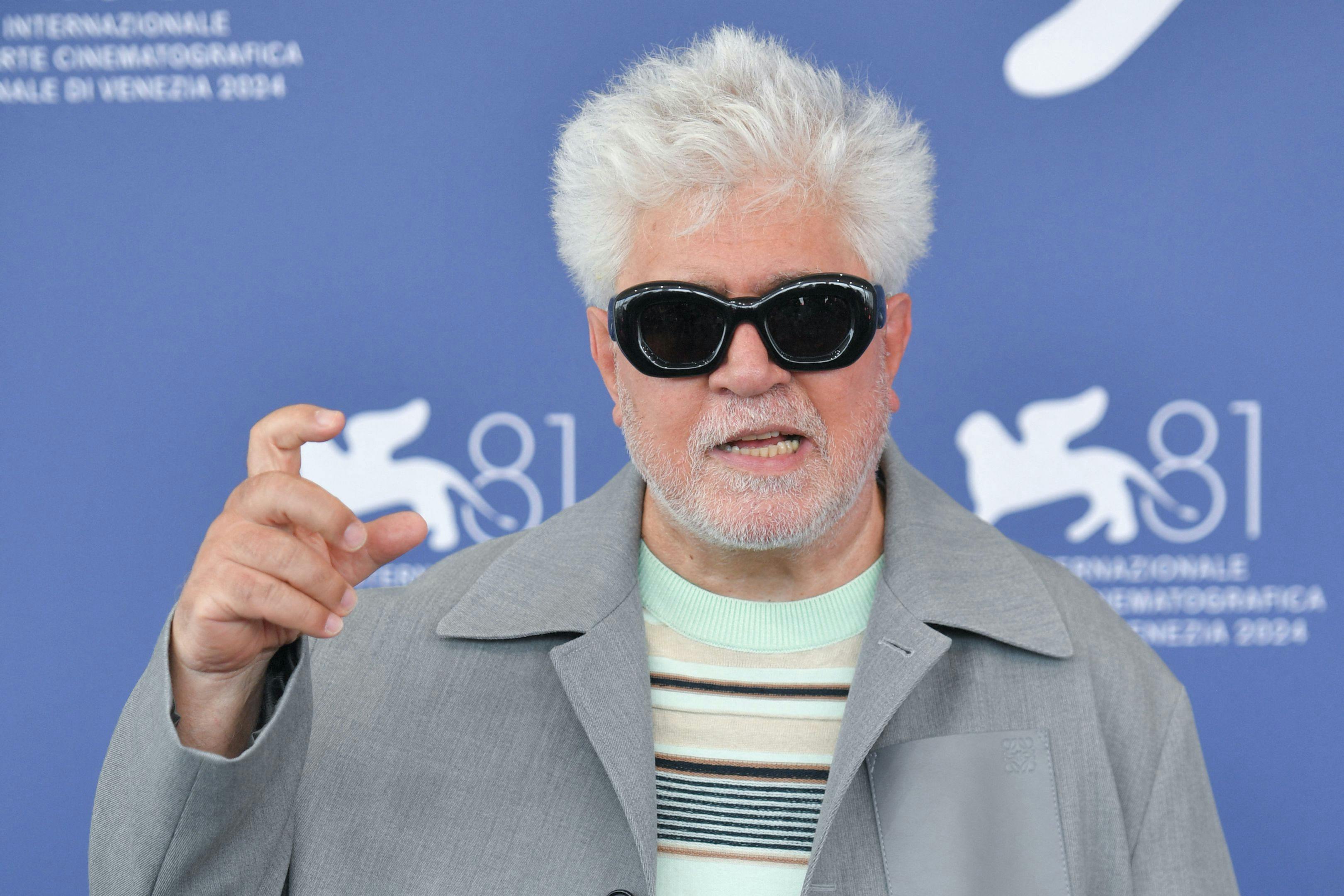 El director Pedro Almodóvar posa en el photocall de la Mostra de Venecia 2024 para presentar 'La habitación de al lado'