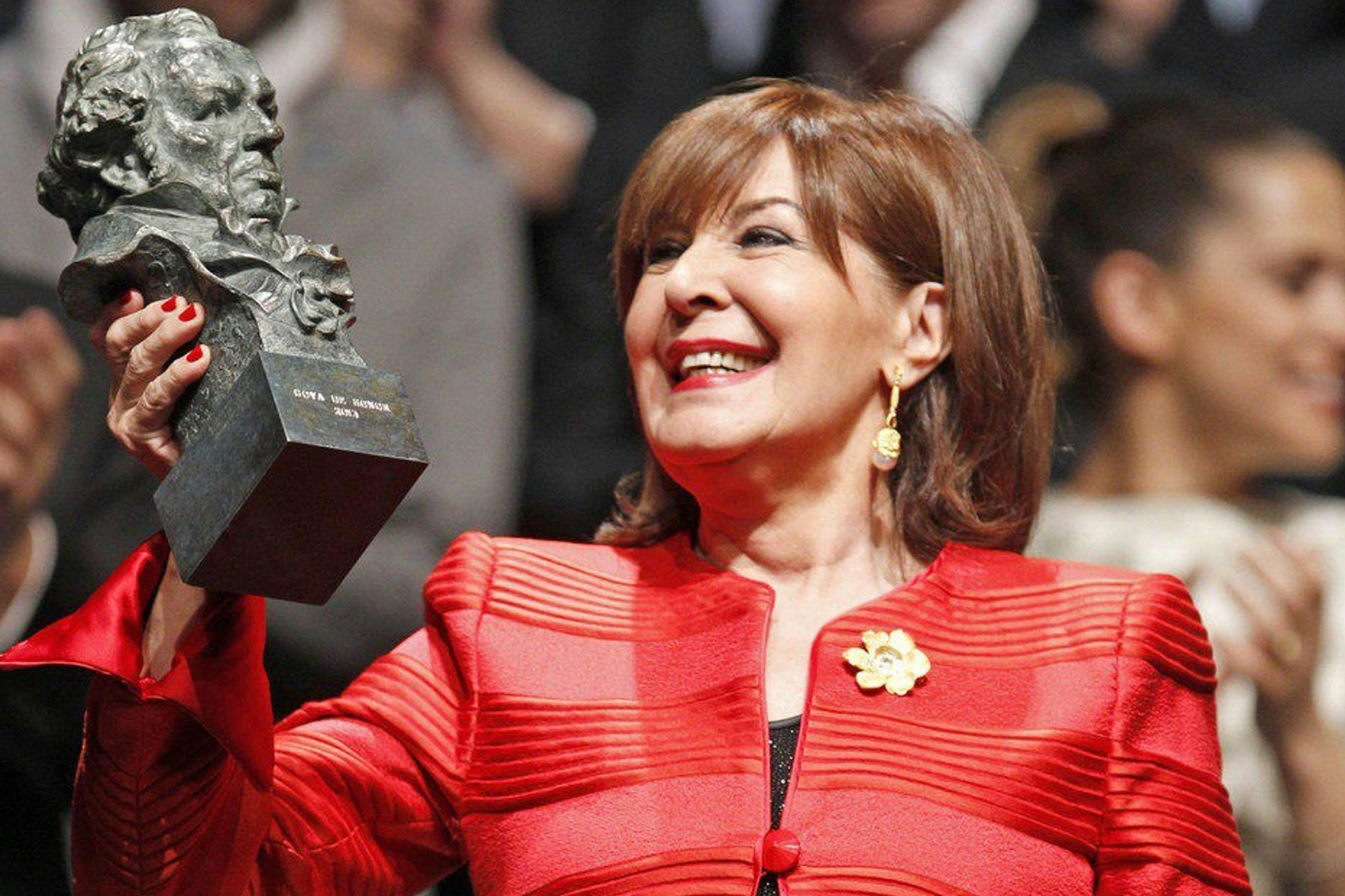 La actriz Concha Velasco contempla su Goya de Honor del año 2013