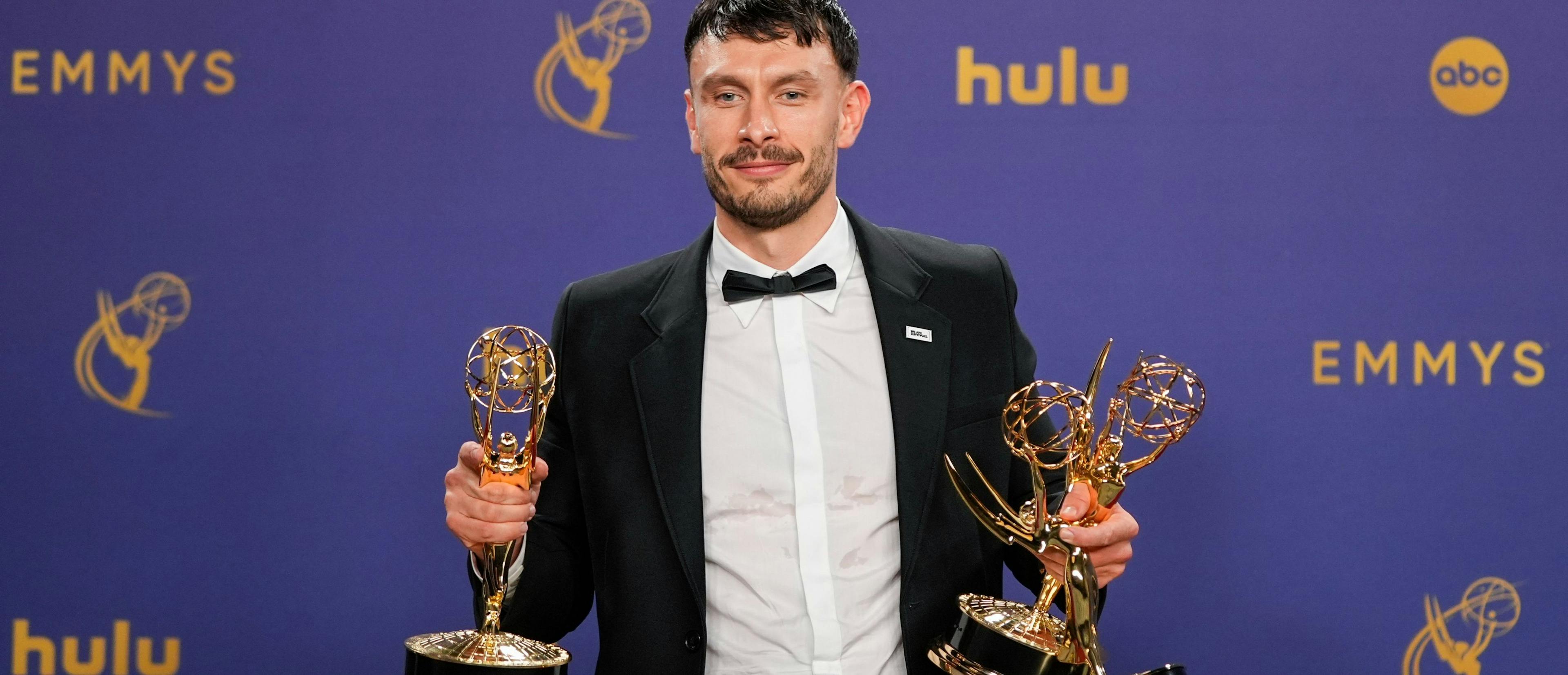 El actor, showrunner y guionista Richard Gadd posa con sus premios Emmy por 'Mi reno de peluche'