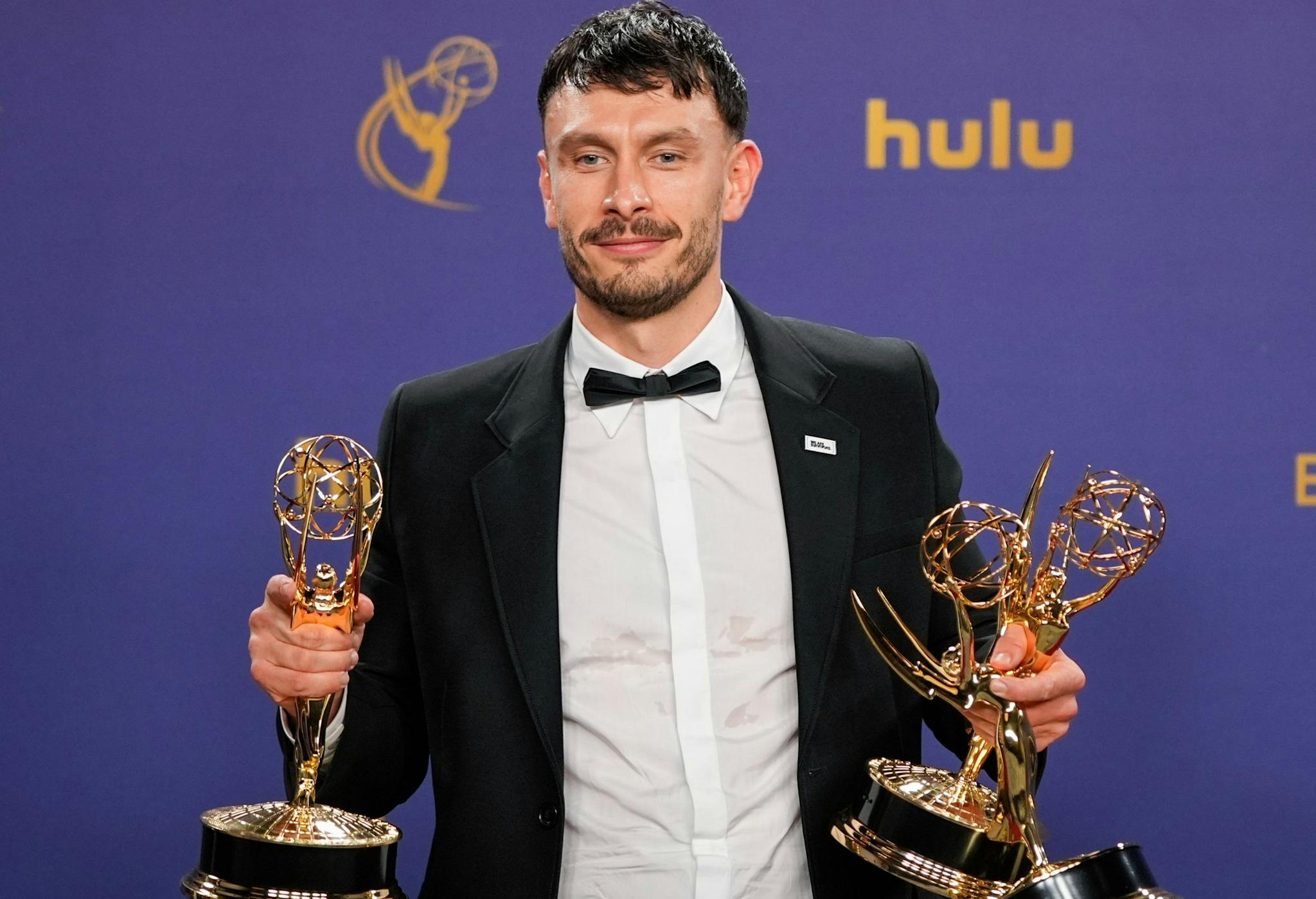 El actor, showrunner y guionista Richard Gadd posa con sus premios Emmy por 'Mi reno de peluche'