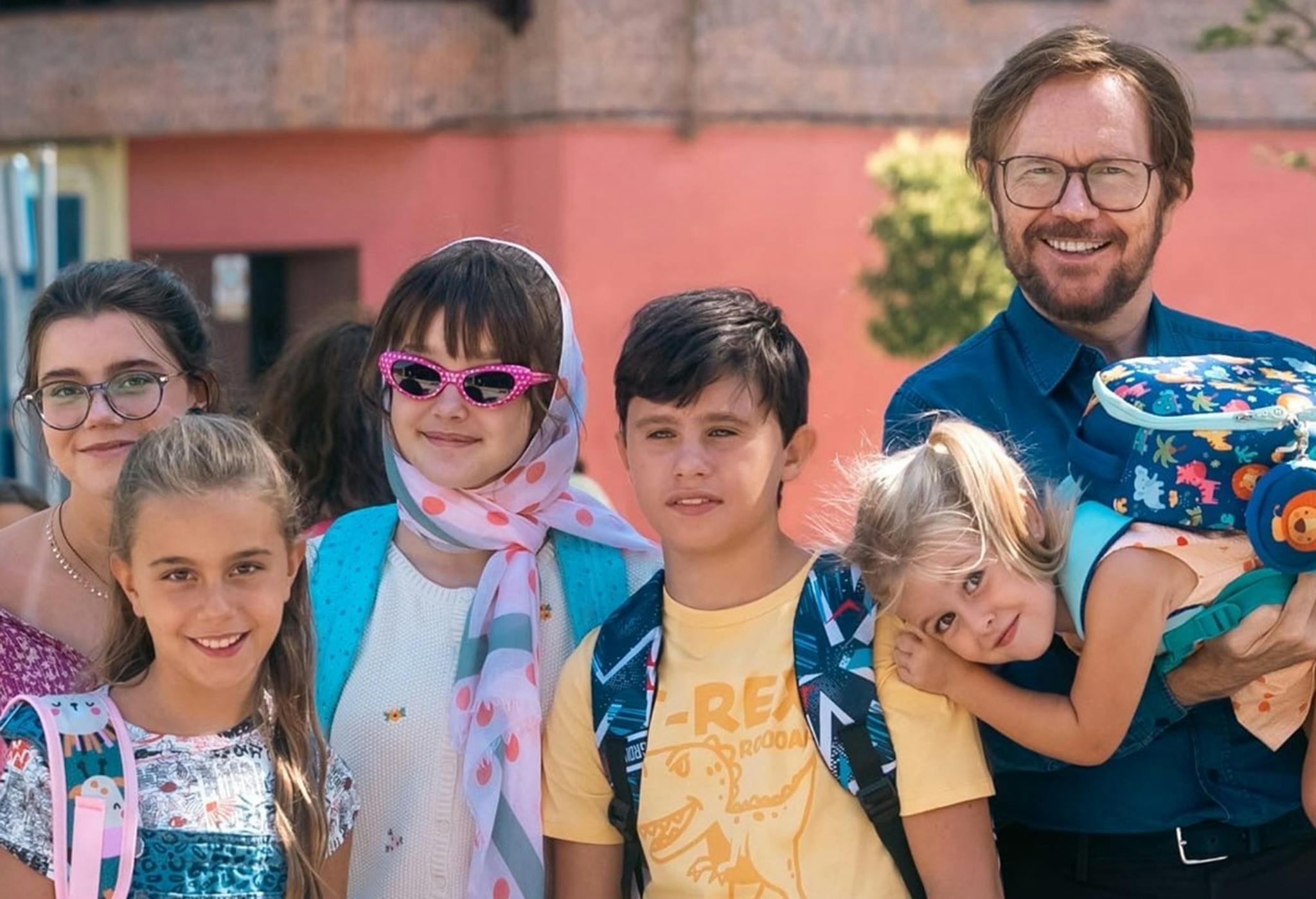 Fotograma promocional de 'Padre no hay más que uno 4: Campanas de boda', con Santiago Segura acompañado del reparto infantil 