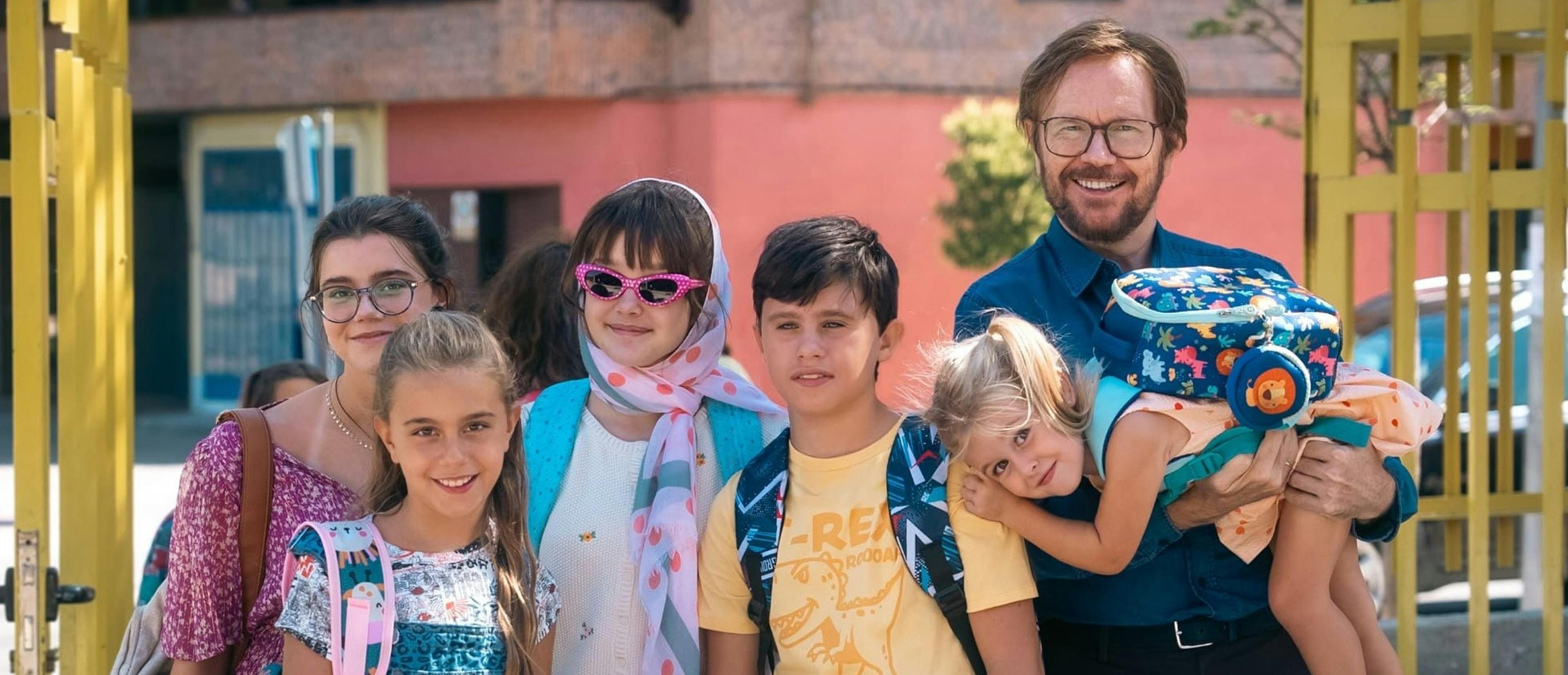 Fotograma promocional de 'Padre no hay más que uno 4: Campanas de boda', con Santiago Segura acompañado del reparto infantil 