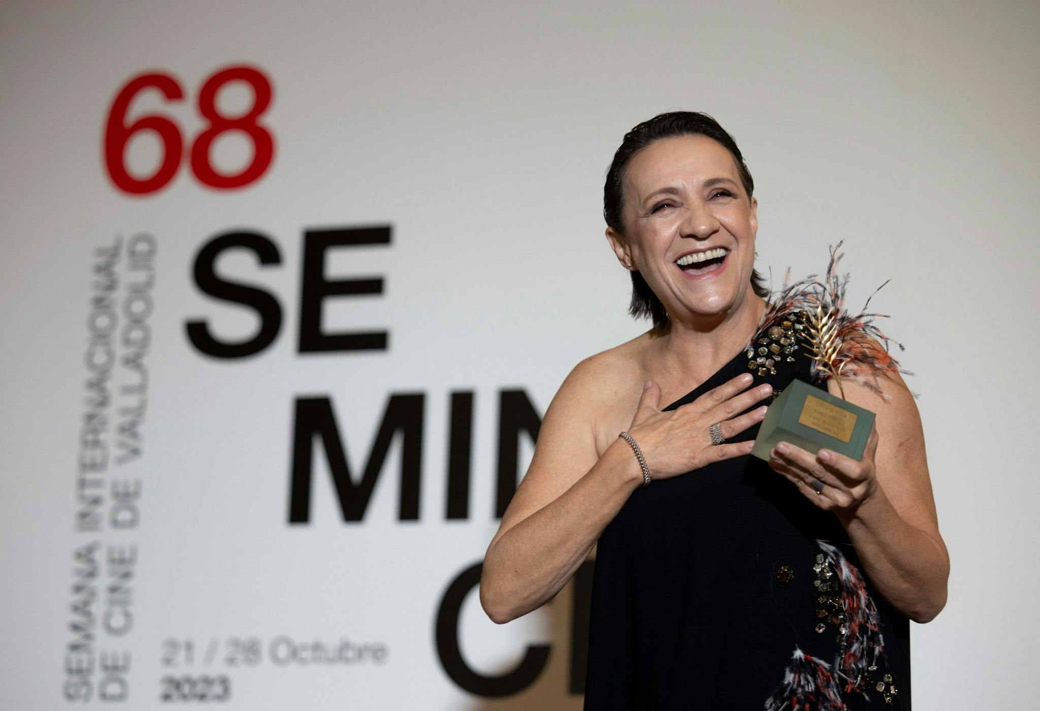 La actriz Blanca Portillo posa con la Espiga de Honor de la 68 Seminci de Valladolid