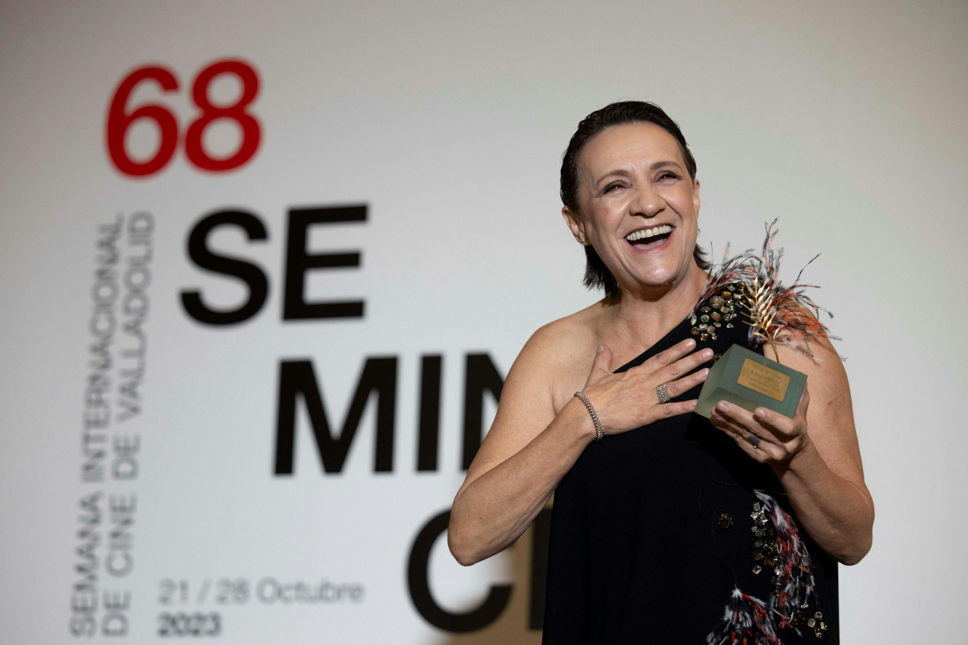 La actriz Blanca Portillo posa con la Espiga de Honor de la 68 Seminci de Valladolid