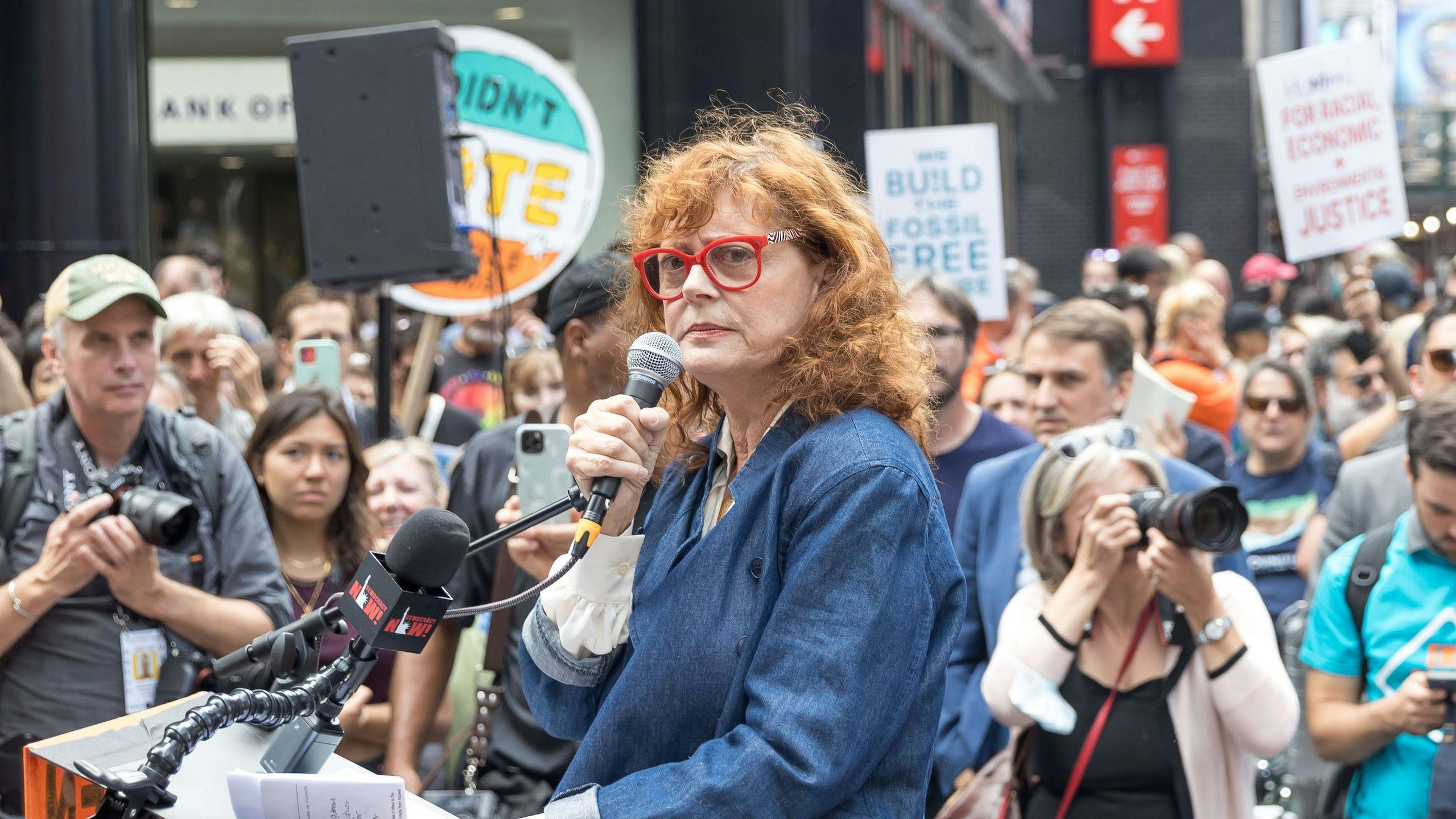 La actriz Susan Sarandon, en una manifestación en Nueva York contra las energías fósiles en septiembre de 2023