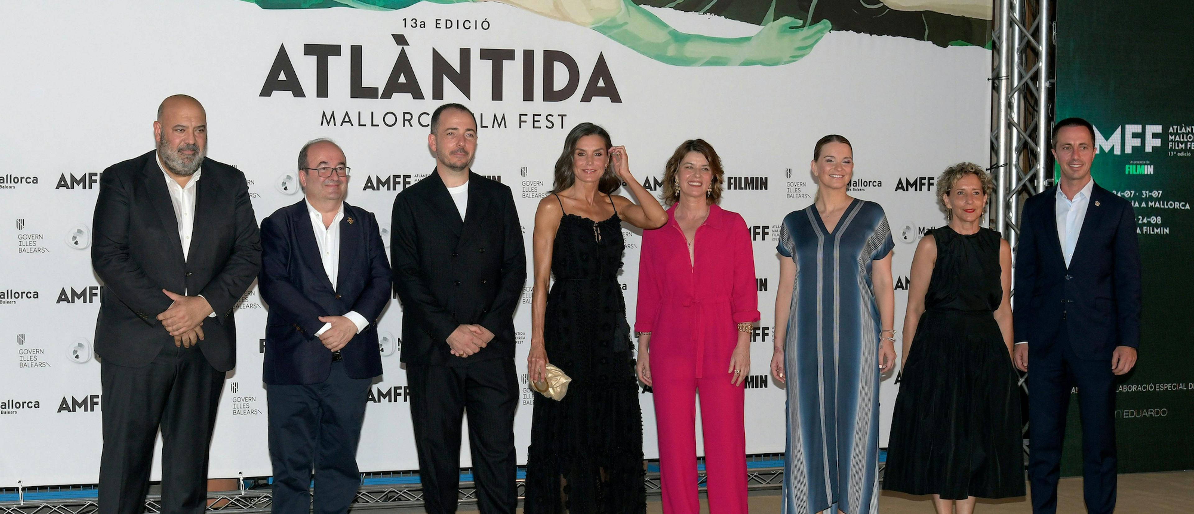 La reina Letizia, Jaume Ripoll, la actriz Irène Jacob y el resto de autoridades en la clausura del Atlàntida Mallorca Film Fest