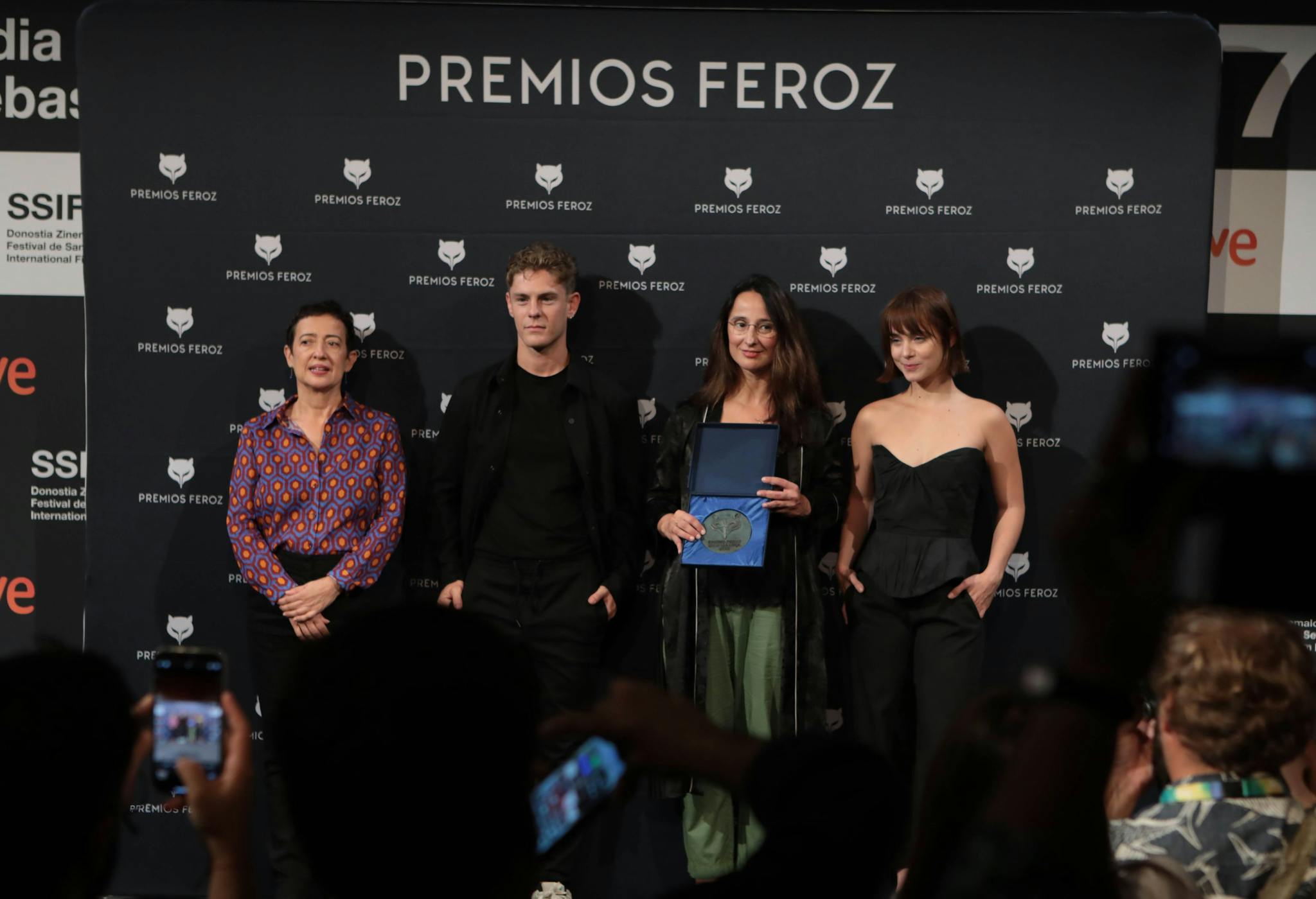 María F. Armenteros recoge el Feroz Zinemaldia 2023 en nombre del equipo de 'Un amor'