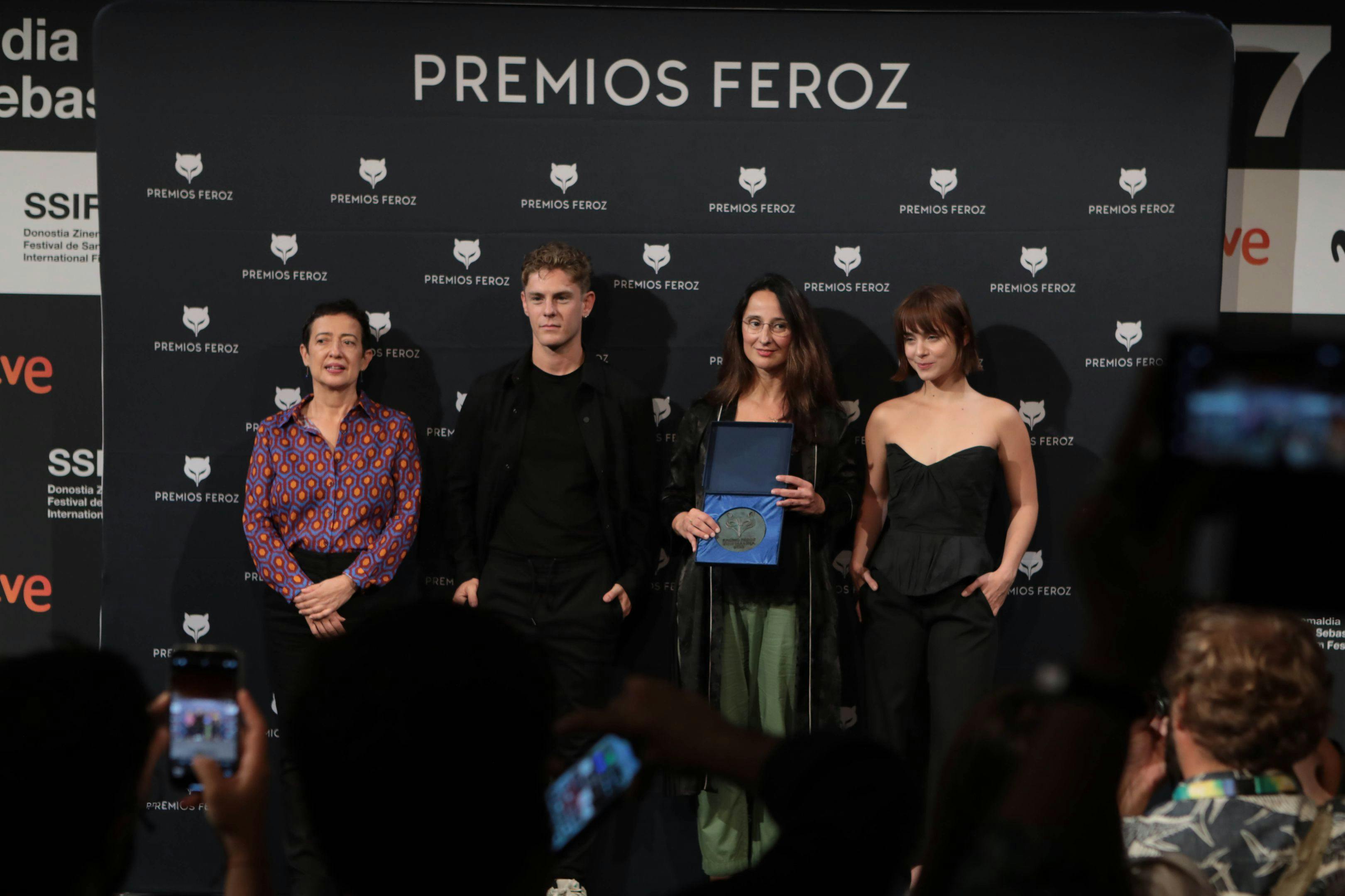 María F. Armenteros recoge el Feroz Zinemaldia 2023 en nombre del equipo de 'Un amor'