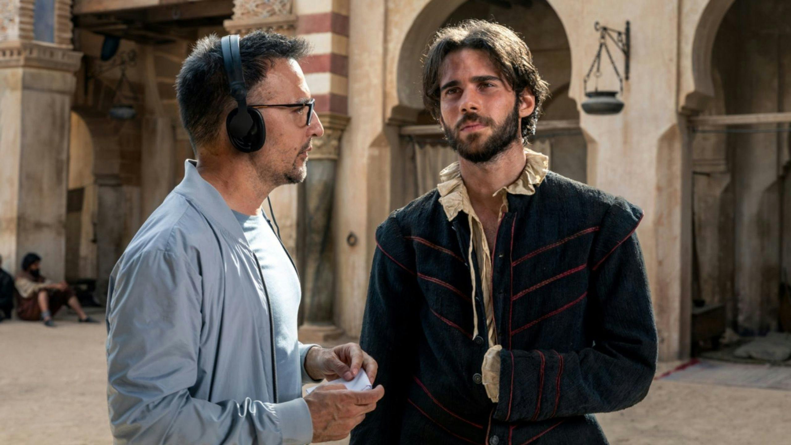 Alejandro Amenábar y Julio Peña en la primera imagen de 'El cautivo', la película sobre Miguel de Cervantes
