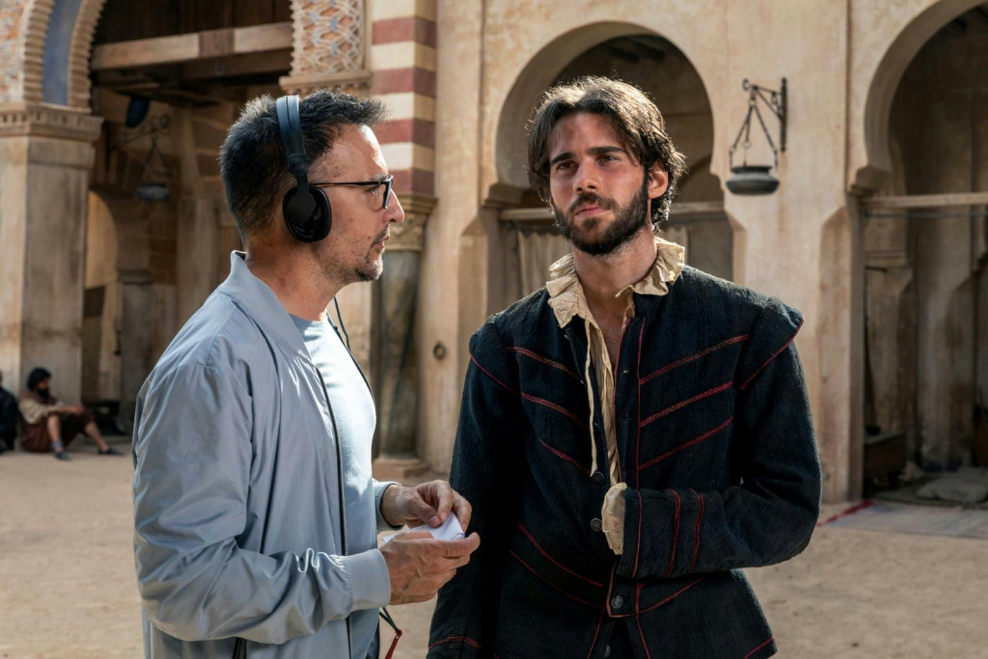 Alejandro Amenábar y Julio Peña en la primera imagen de 'El cautivo', la película sobre Miguel de Cervantes