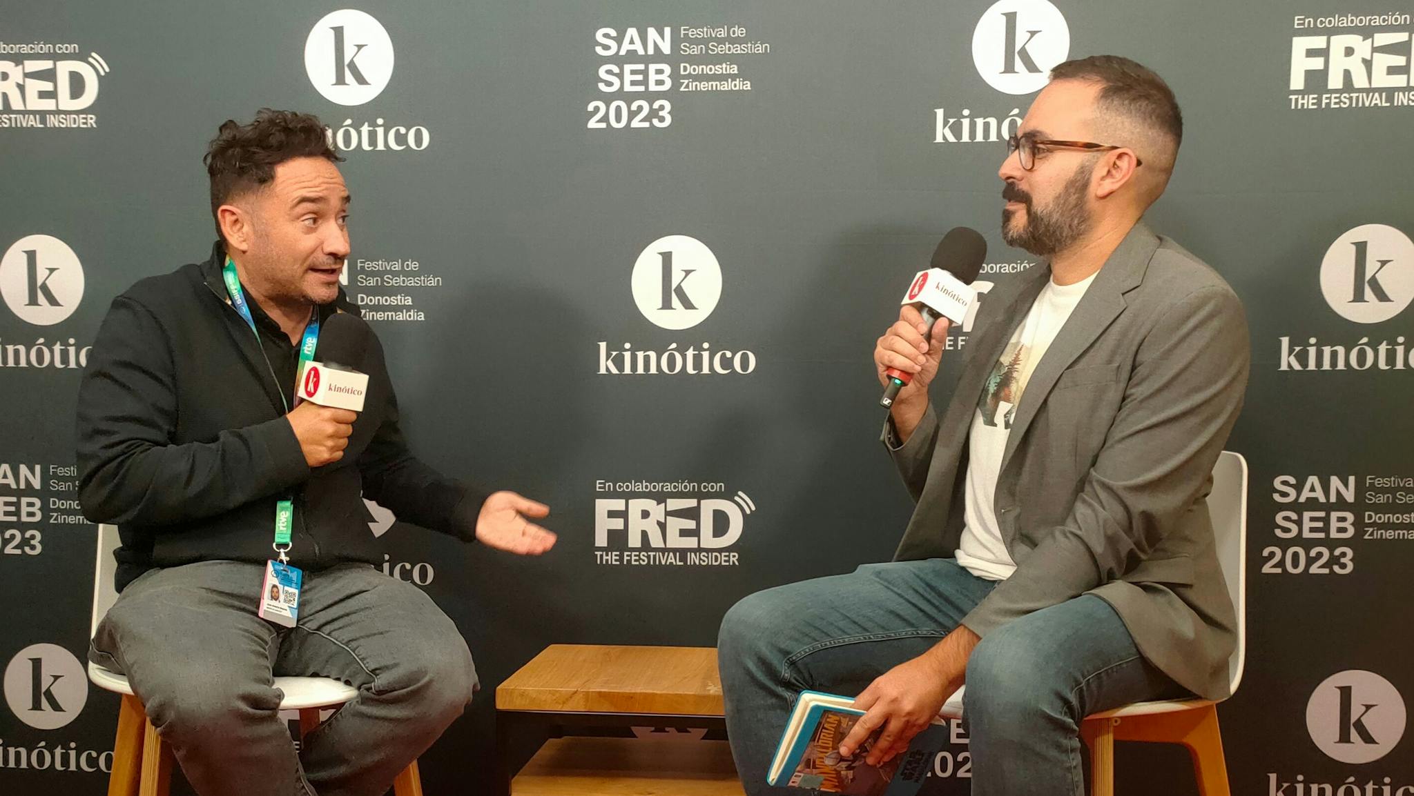 Juan Antonio Bayona, director de 'La sociedad de la nieve', durante su entrevista con Kinótico en San Sebastián
