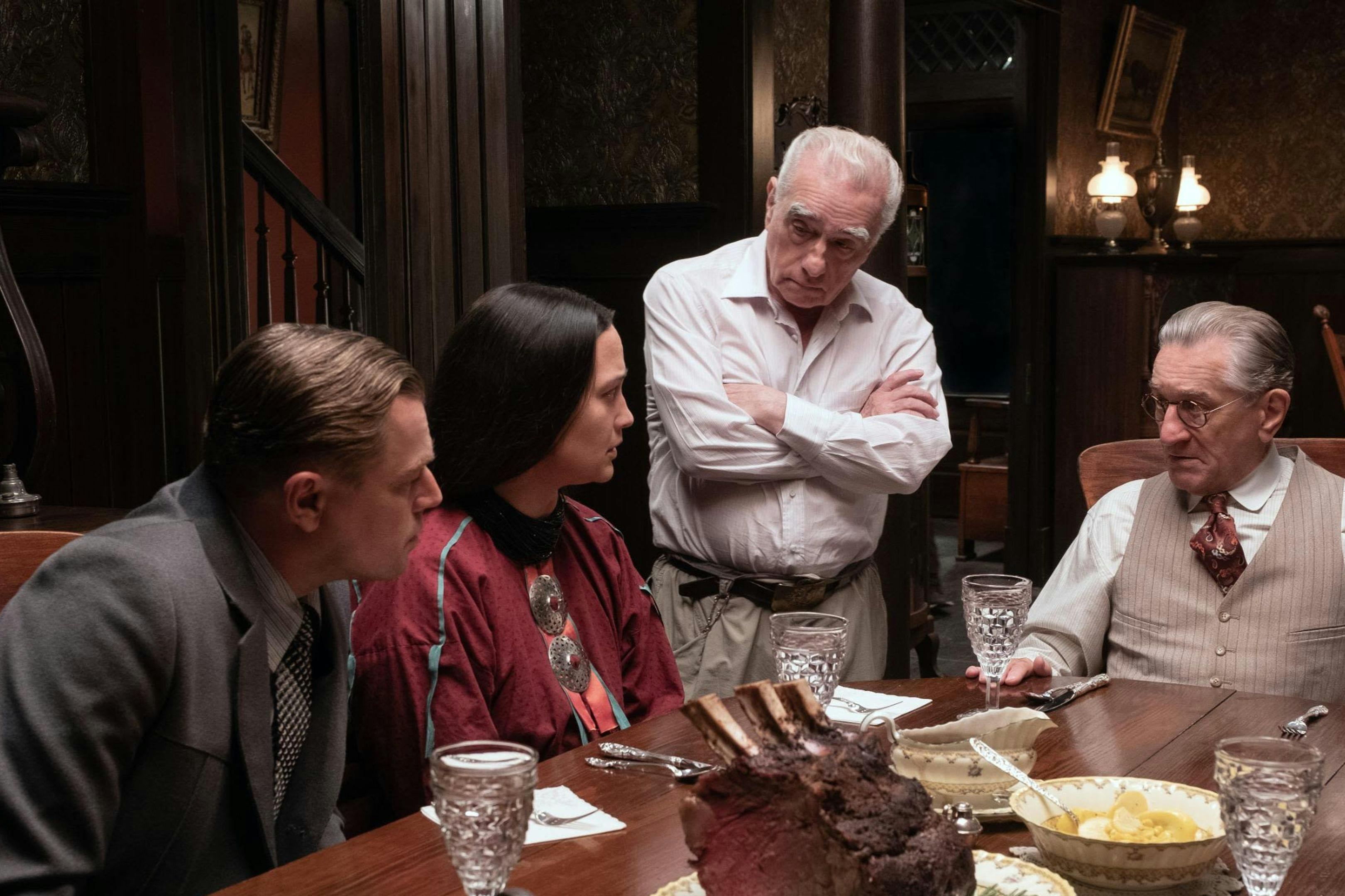 El director Martin Scorsese, rodeado de sus actores -Leonardo DiCaprio, Lily Gladstone y Robert de Niro- en el rodaje de 'Los asesinos de la luna'