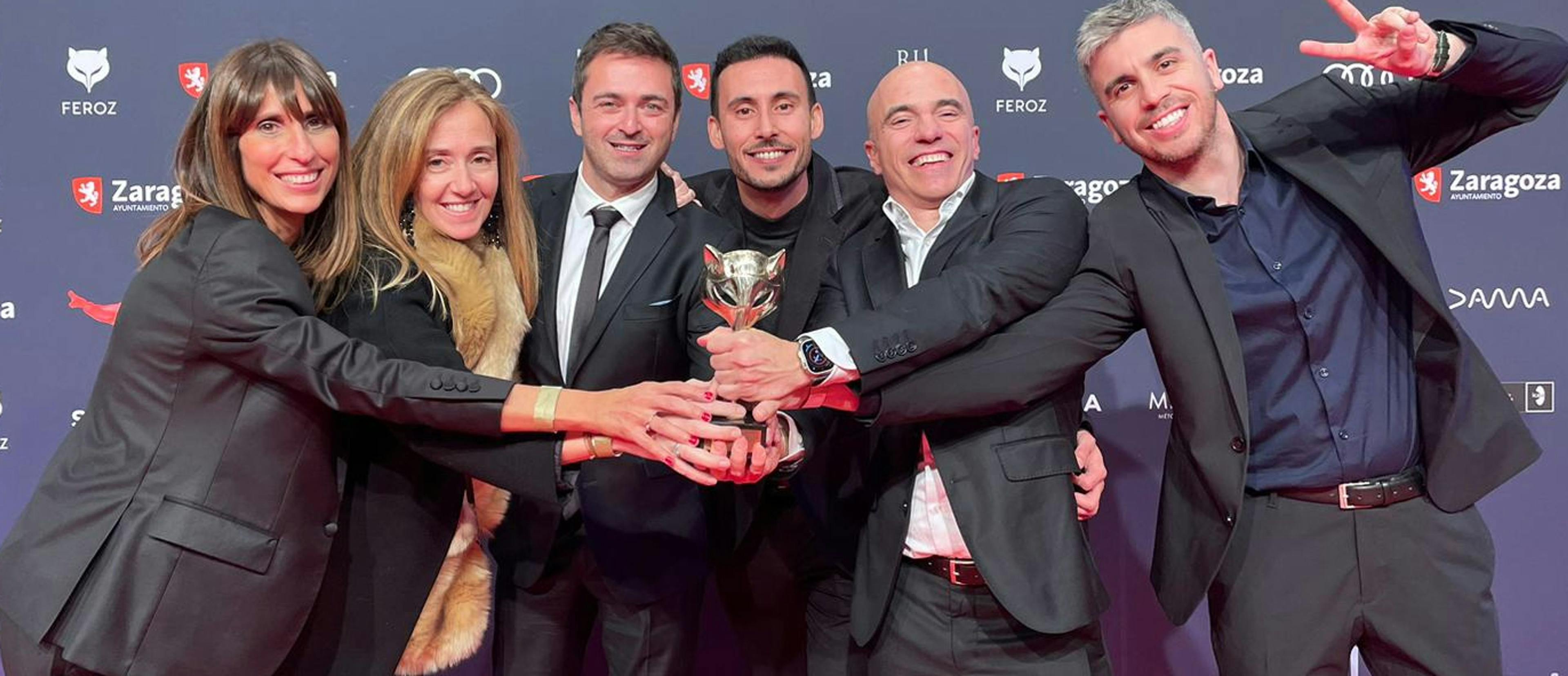 El responsable de Plataformas de Atresmedia TV, Emilio Sánchez Zaballos (tercero por la izquierda), celebra con el equipo los Feroz de 'La Ruta'