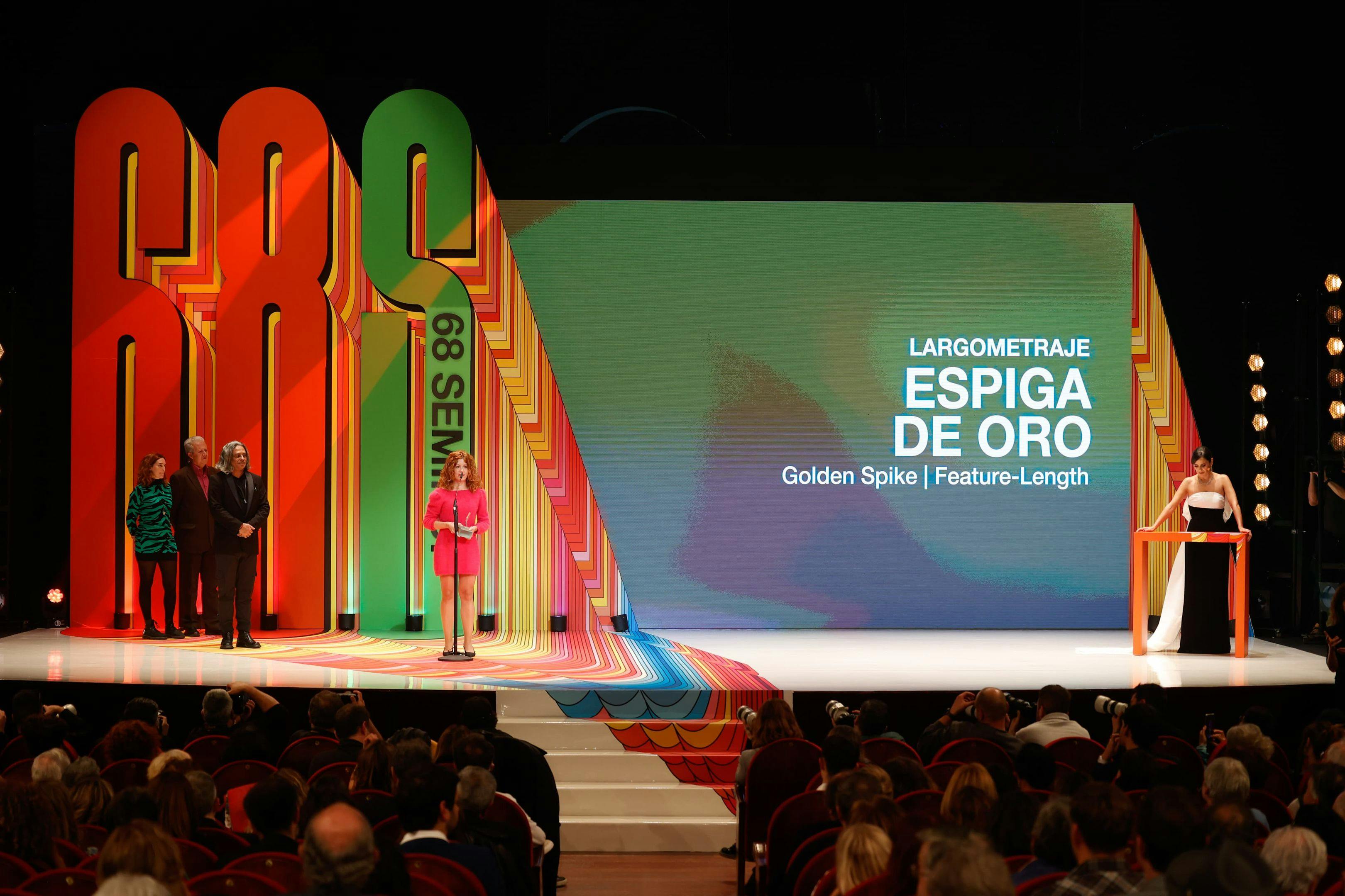 La directora Laura Ferrés recoge la Espiga de Oro de la Seminci en el escenario del Teatro 
