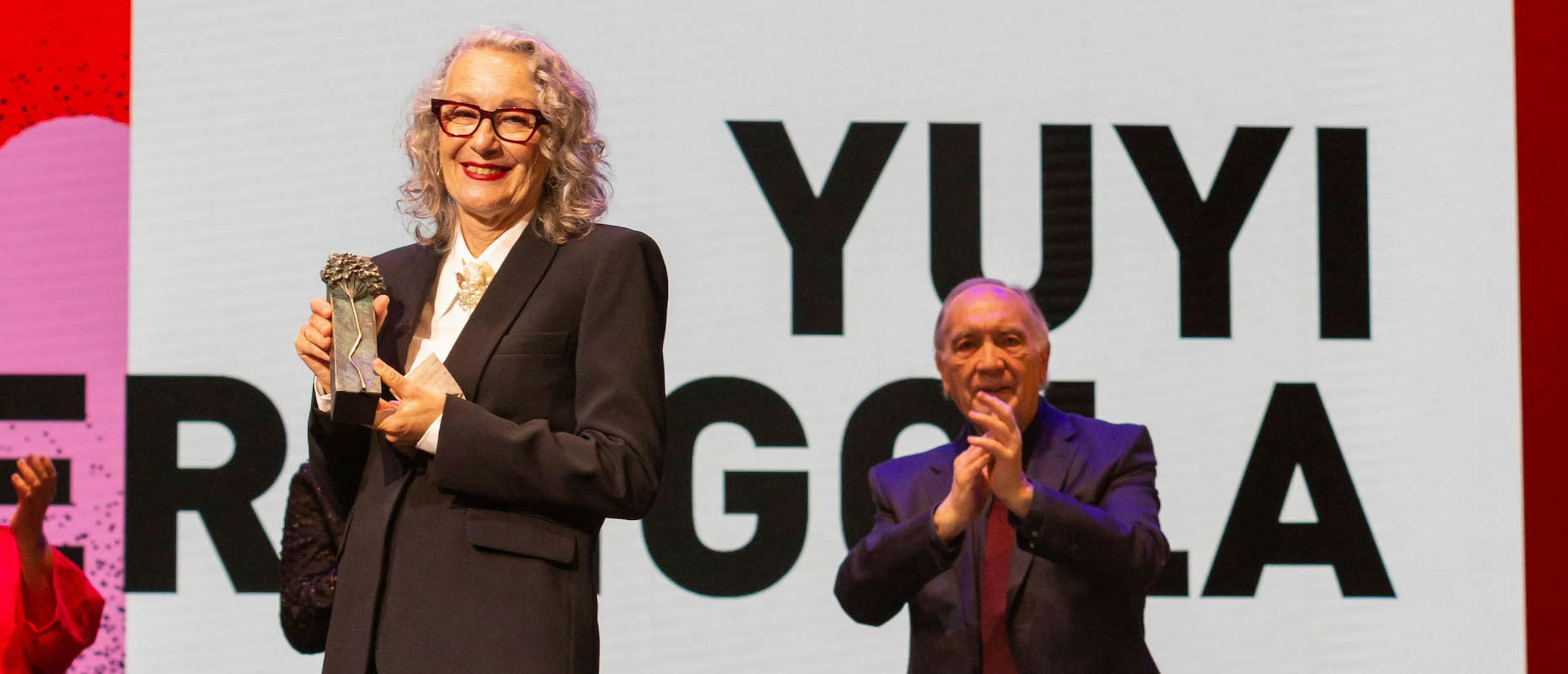 La script Yuyi Beringola recoge el premio Ricardo Franco del Festival de Málaga en presencia de Fernando Méndez Leite