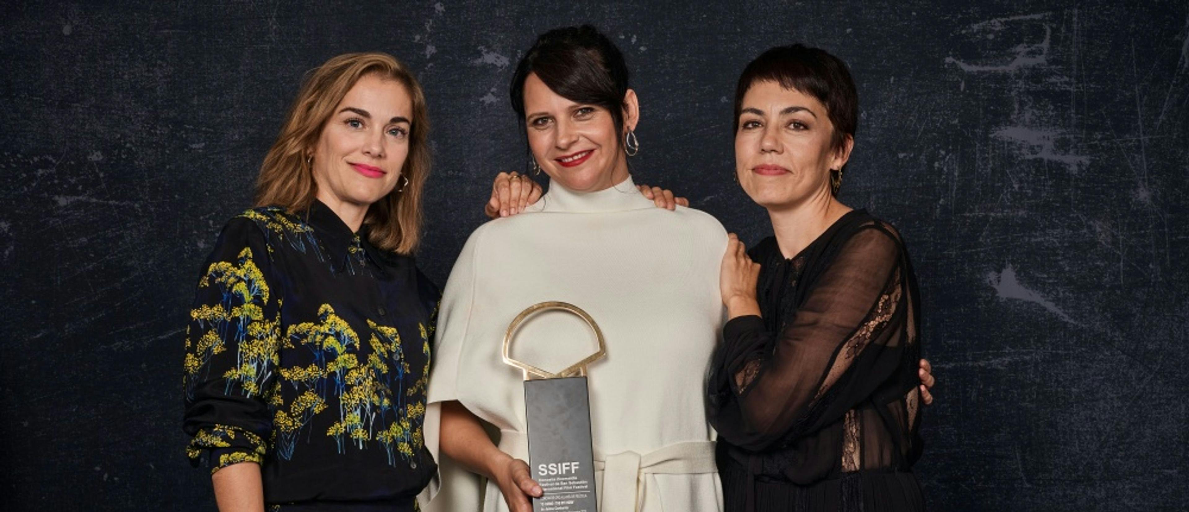 La ganadora de la Concha de Oro Jaione Camborda, junto a las productoras María Zamora y Andrea Vázquez y a la actriz Janet Novás