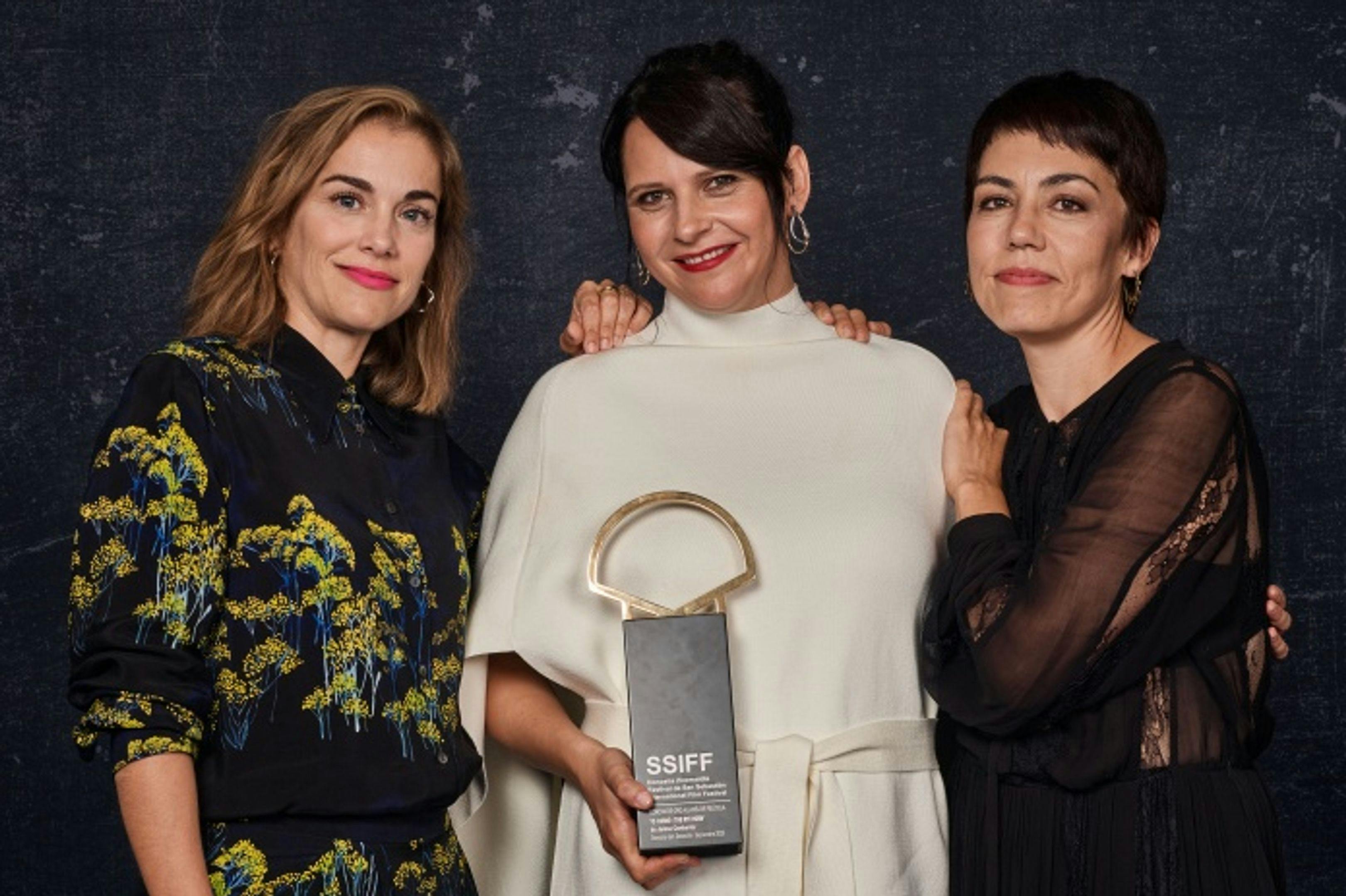 La ganadora de la Concha de Oro Jaione Camborda, junto a las productoras María Zamora y Andrea Vázquez