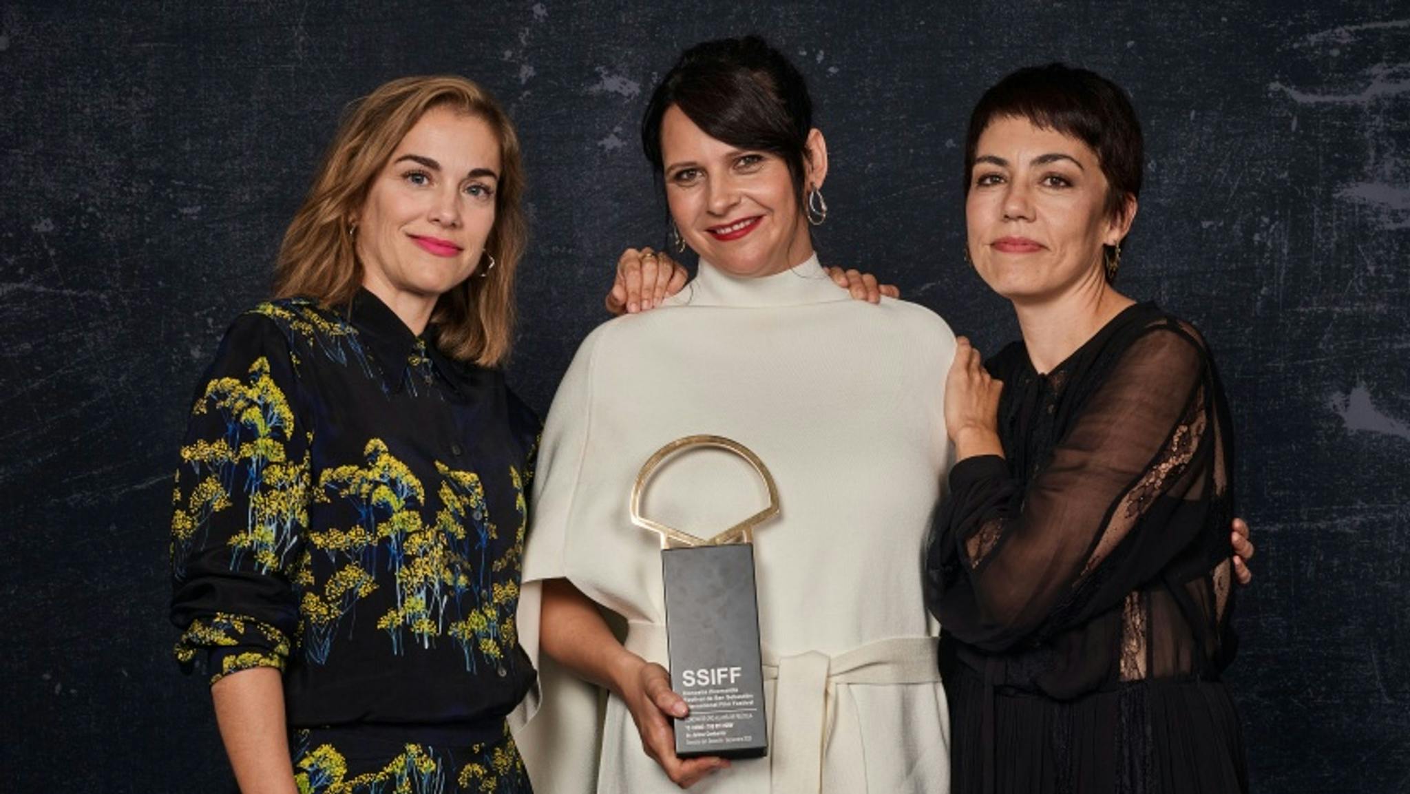 La ganadora de la Concha de Oro Jaione Camborda, junto a las productoras María Zamora y Andrea Vázquez