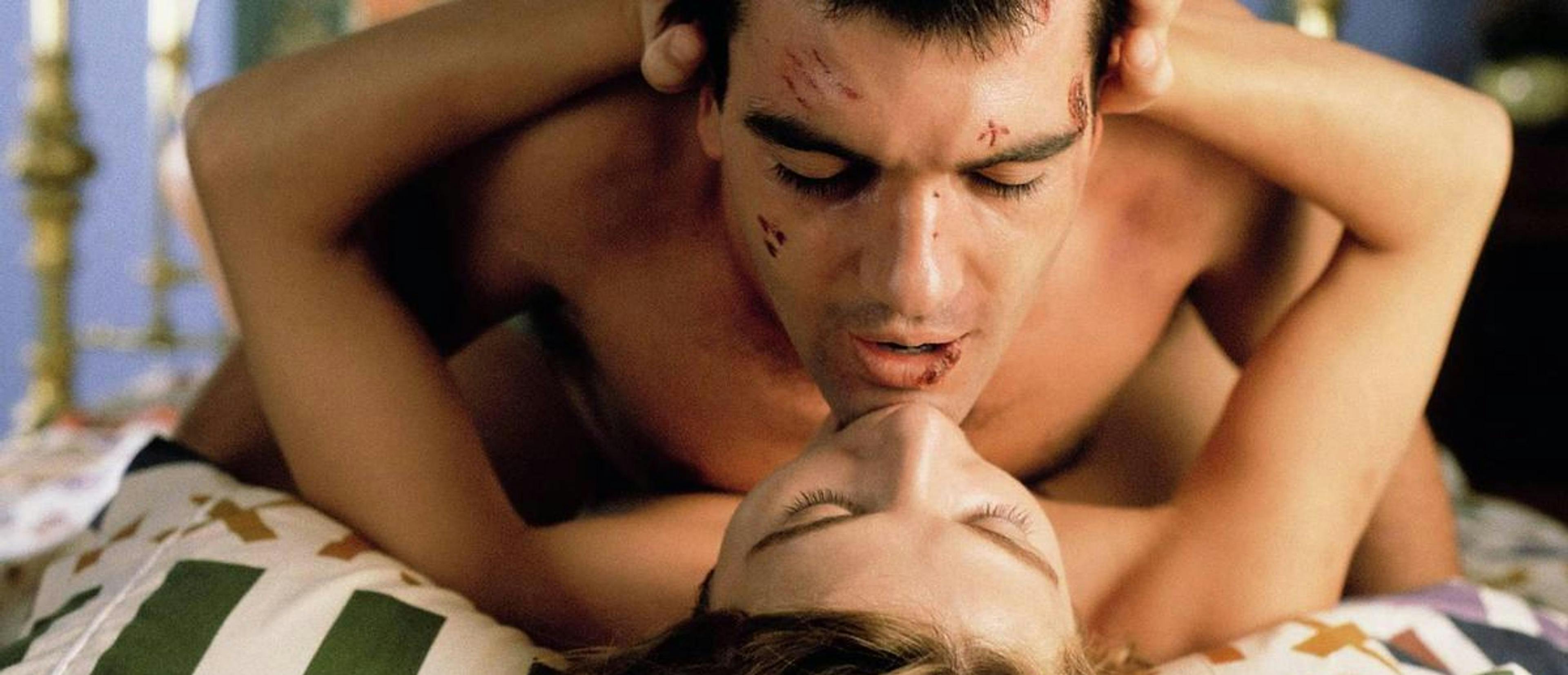 Antonio Banderas y Victoria Abril en una escena de cama de '¡Átame!'