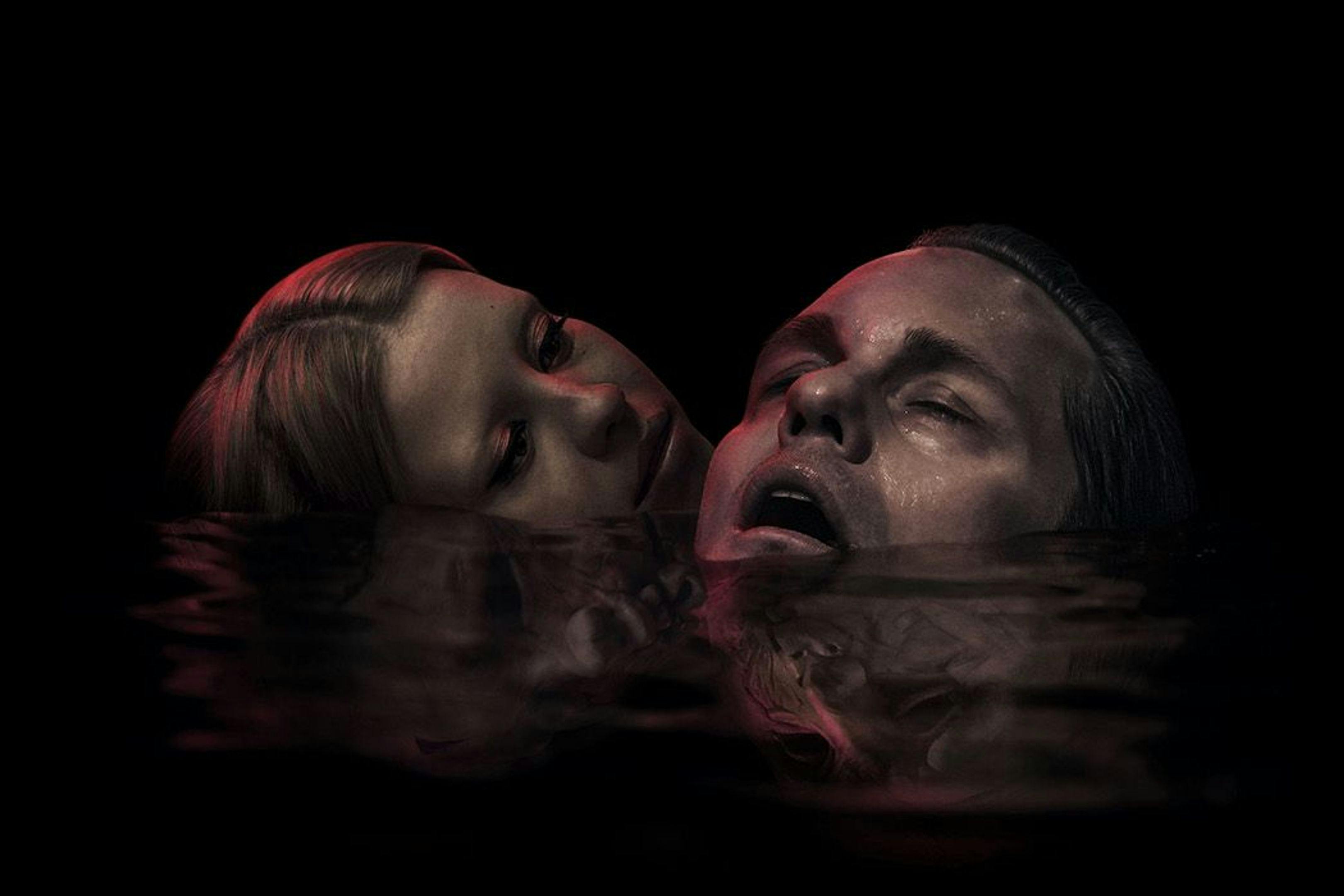 Alexander Skarsgård y Mia Goth son los protagonistas de la inquietante 'Infinity Pool'