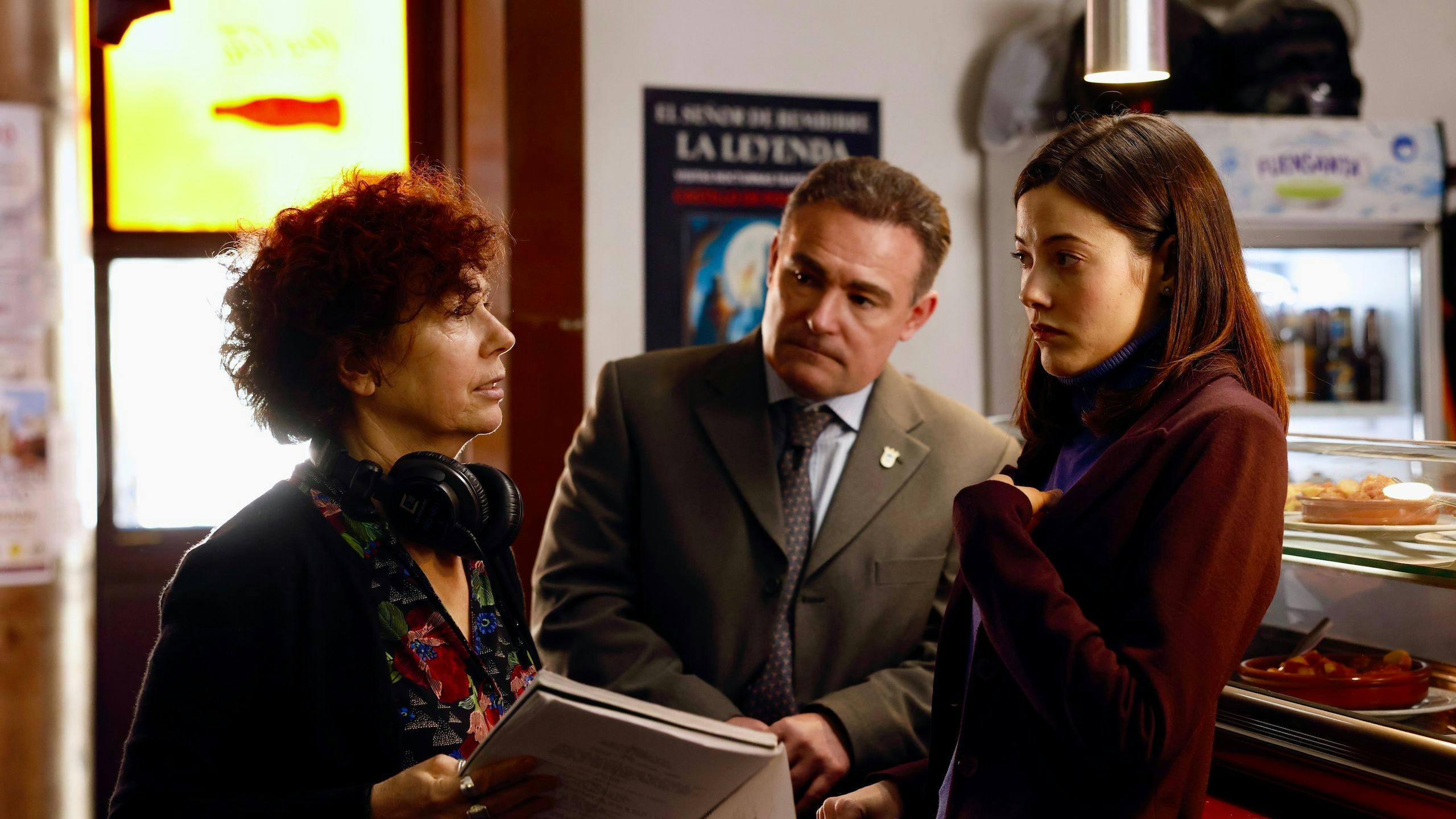 La directora Icíar Bollaín charla con los actores Urko Olazabal y Mireia Oriol durante el rodaje de 'Soy Nevenka'