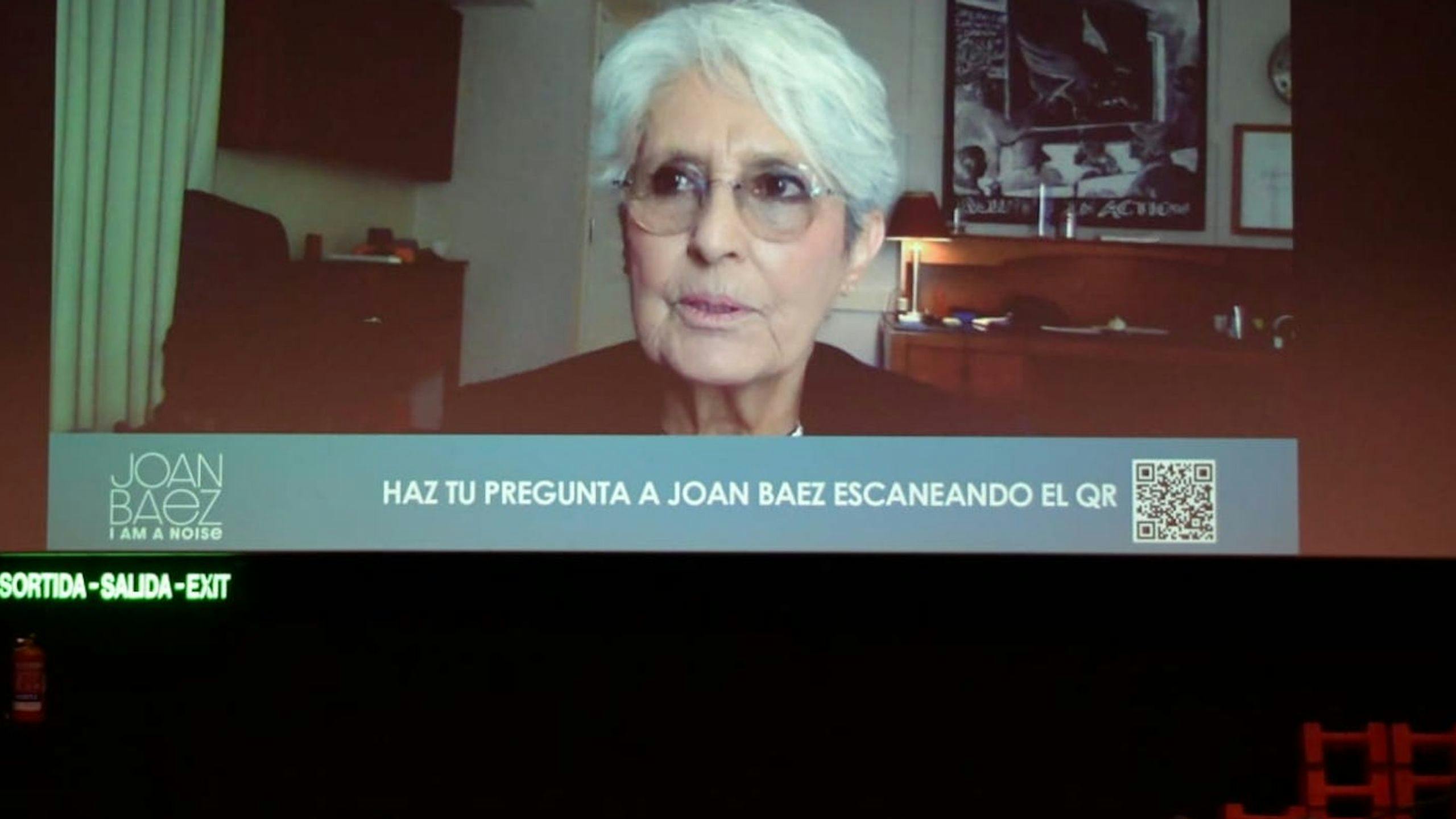 Foto de Joan Baez frente al público asistente en el coloquio del BCN Film Fest