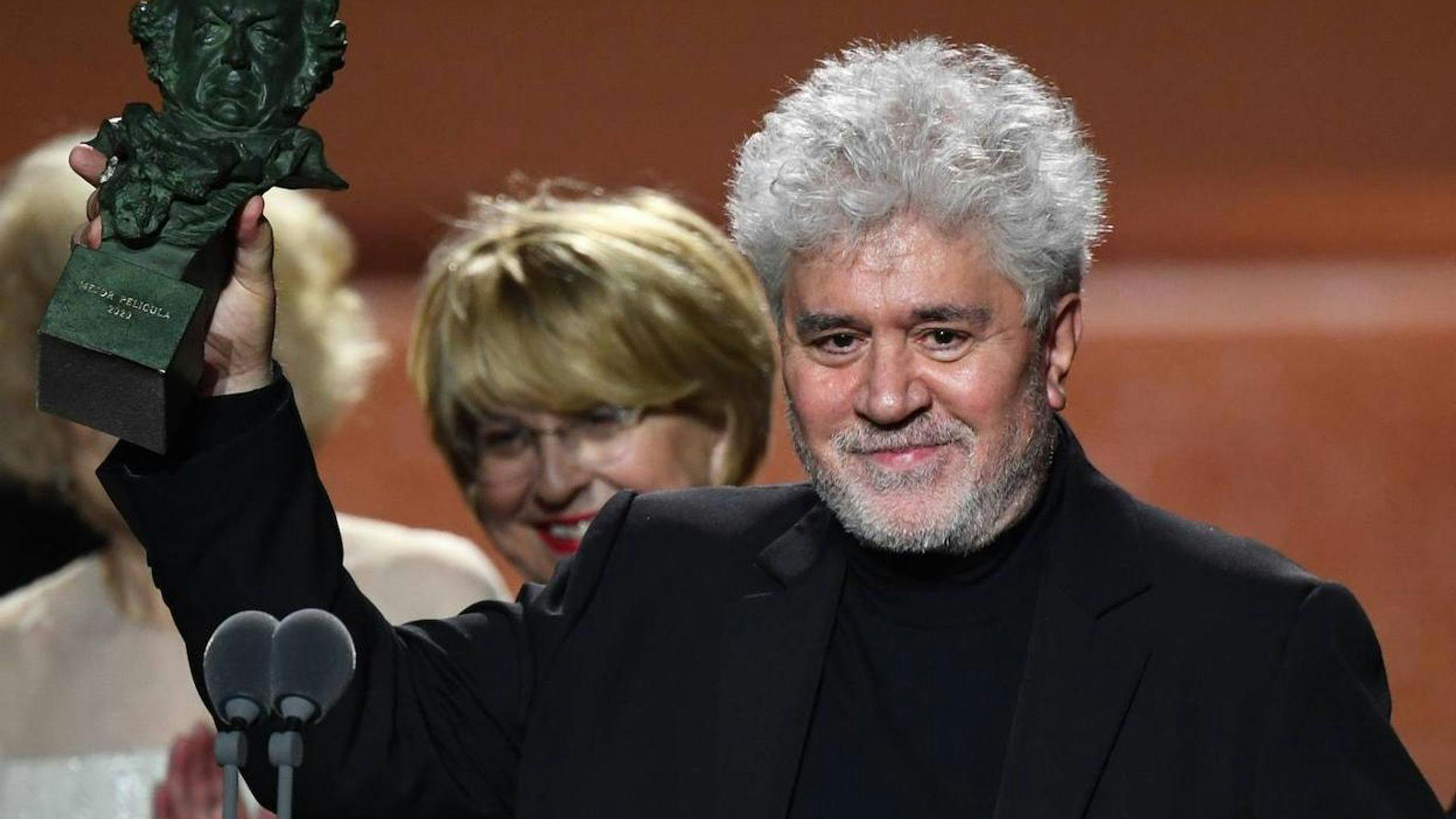 Pedro Almodóvar recoge el Goya a la Mejor Película por 'Dolor y Gloria' en los Goya del año 2020