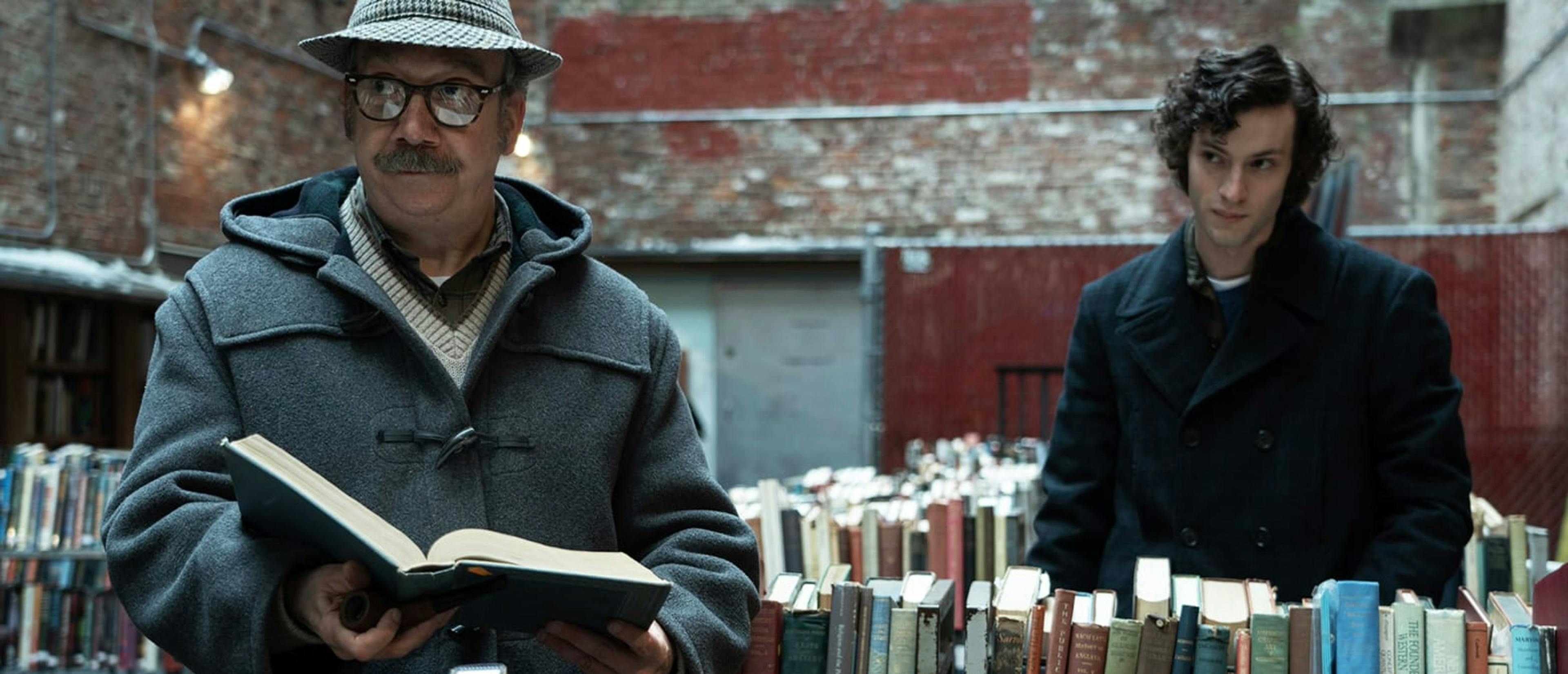 Los actores Paul Giamatti y Dominic Sessa, en una imagen promocional de la película 'Los que se quedan', de Alexander Payne