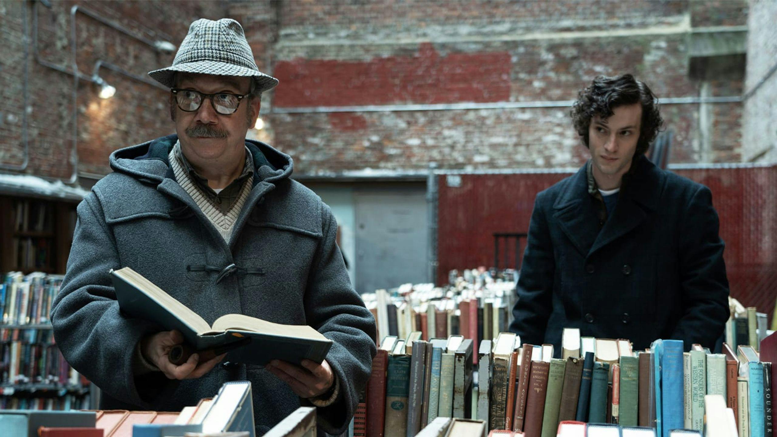Los actores Paul Giamatti y Dominic Sessa, en una imagen promocional de la película 'Los que se quedan', de Alexander Payne