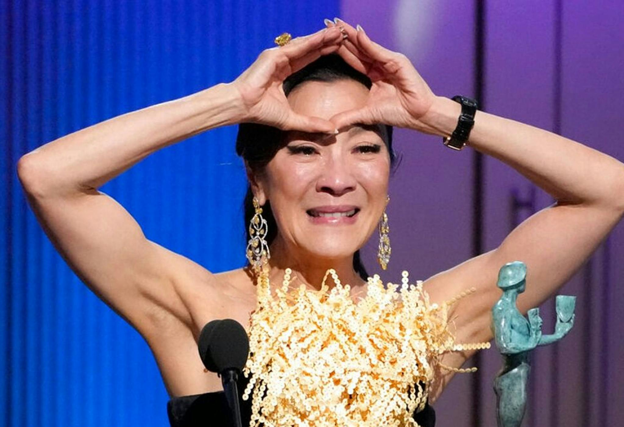 Michelle Yeoh hace el característico gesto del "tercer ojo" de 'Todo a la vez en todas partes' en los SAG Awards 