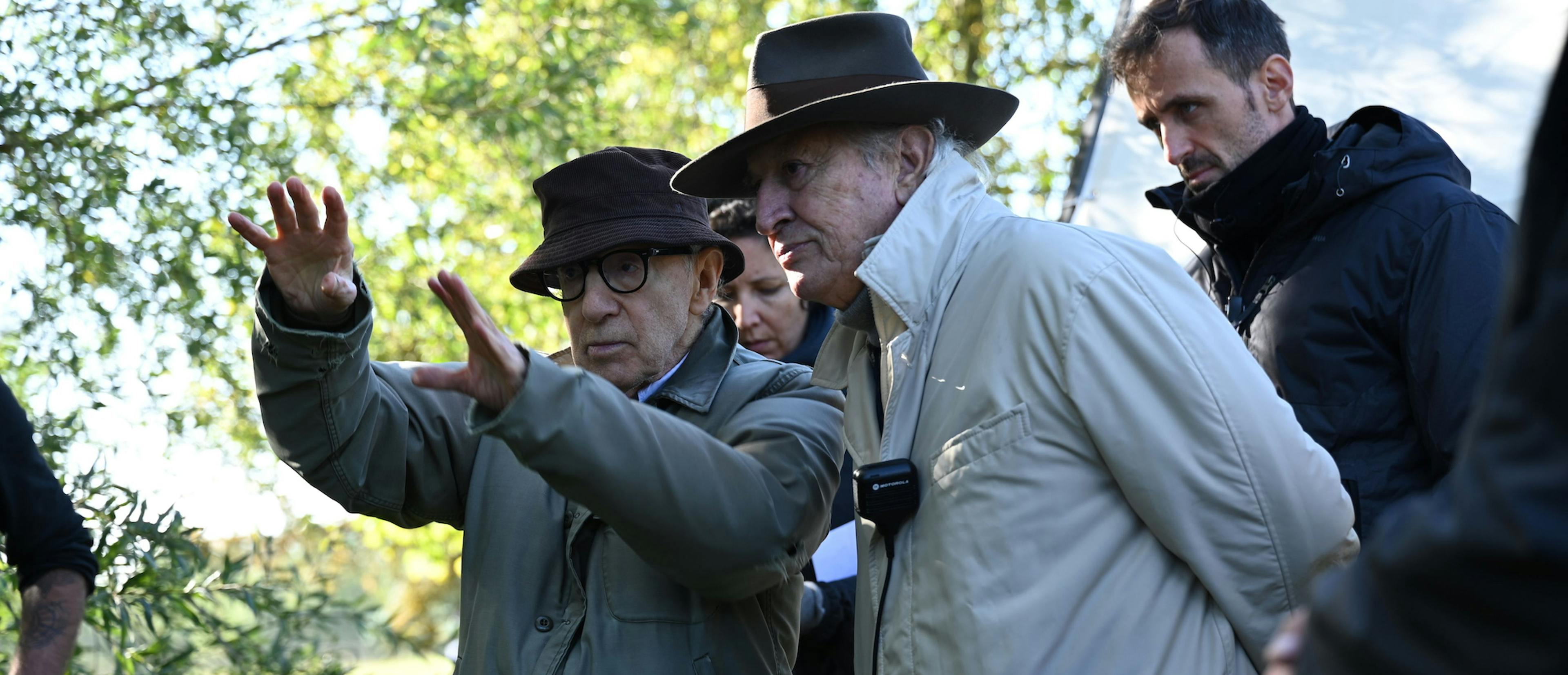 Woody Allen da instrucciones al director de fotografía Vittorio Storaro durante el rodaje de 'Golpe de suerte'