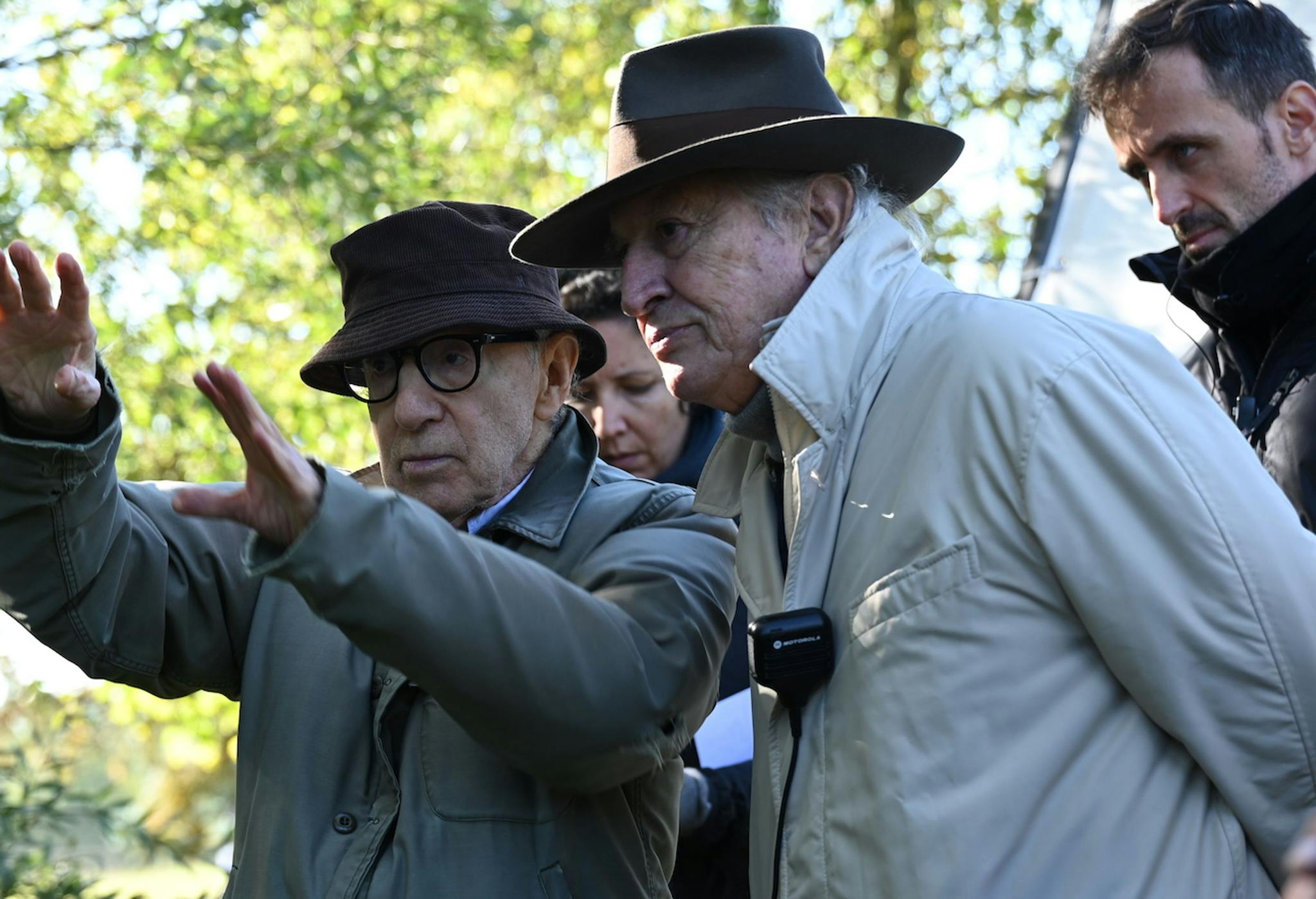 Woody Allen da instrucciones al director de fotografía Vittorio Storaro durante el rodaje de 'Golpe de suerte'