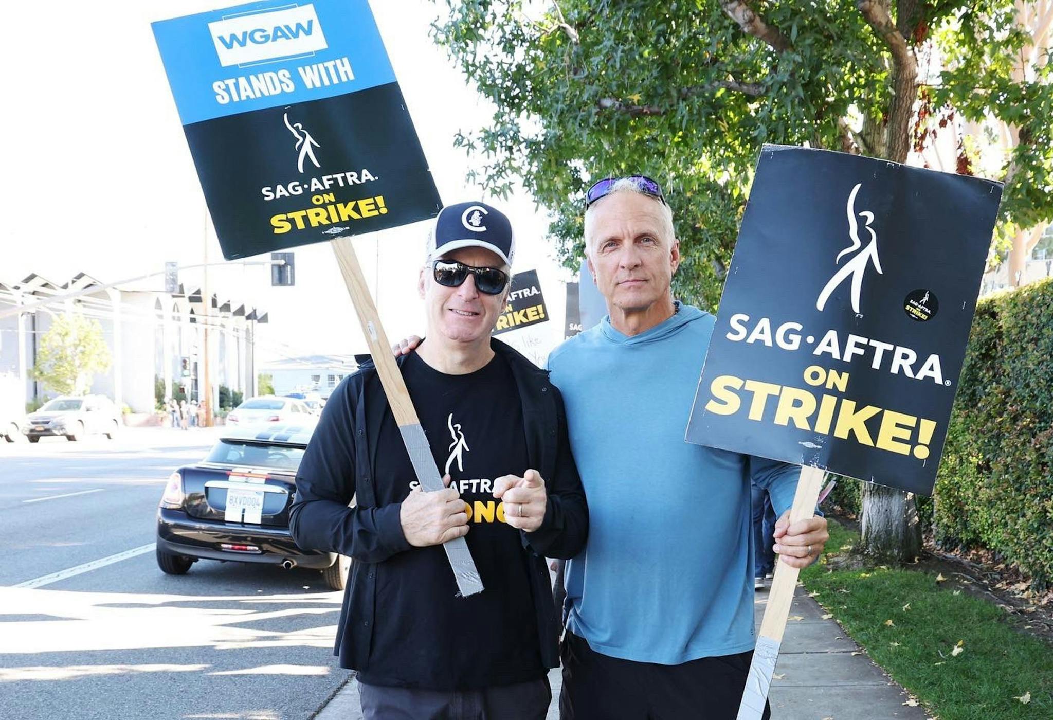Los actores Bob Odenkirk y Patrick Fabian, de la serie 'Better Call Saul', en un piquete de la huelga