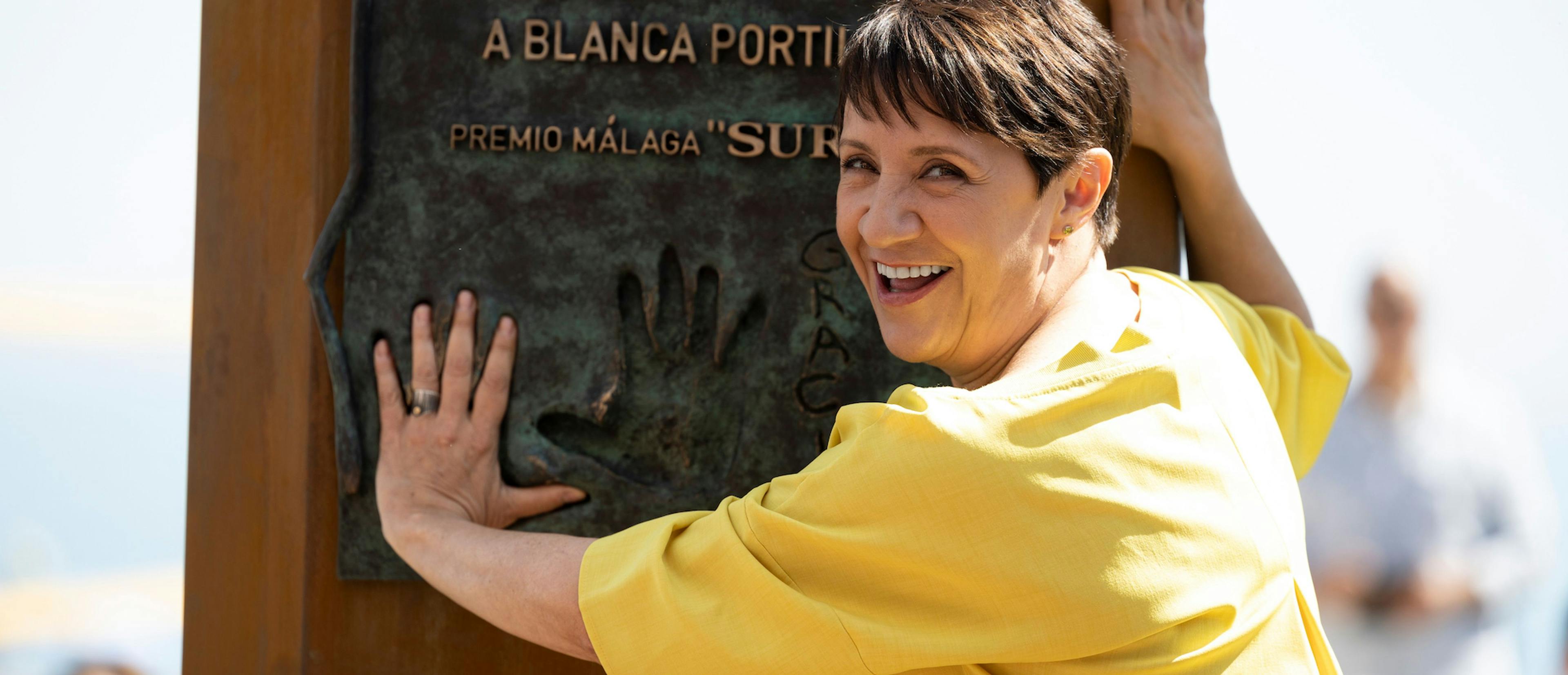 La actriz Blanca Portillo descubre el monolito dedicado a su Premio Málaga - SUR del Festival de Málaga