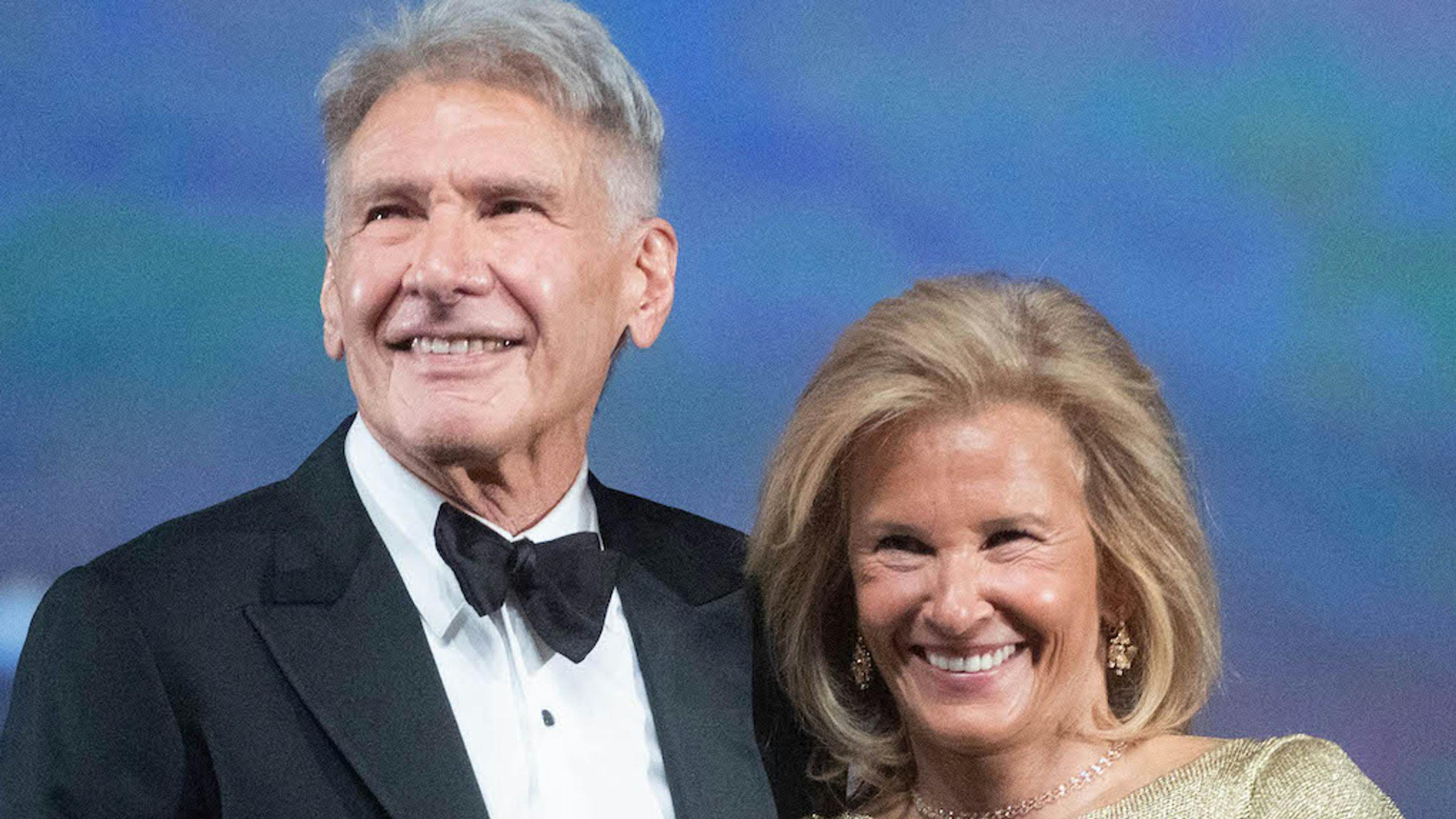 Harrison Ford recibe una Palma de Oro de honor de manos de Iris Knobloch, la presidenta del Festival de Cannes