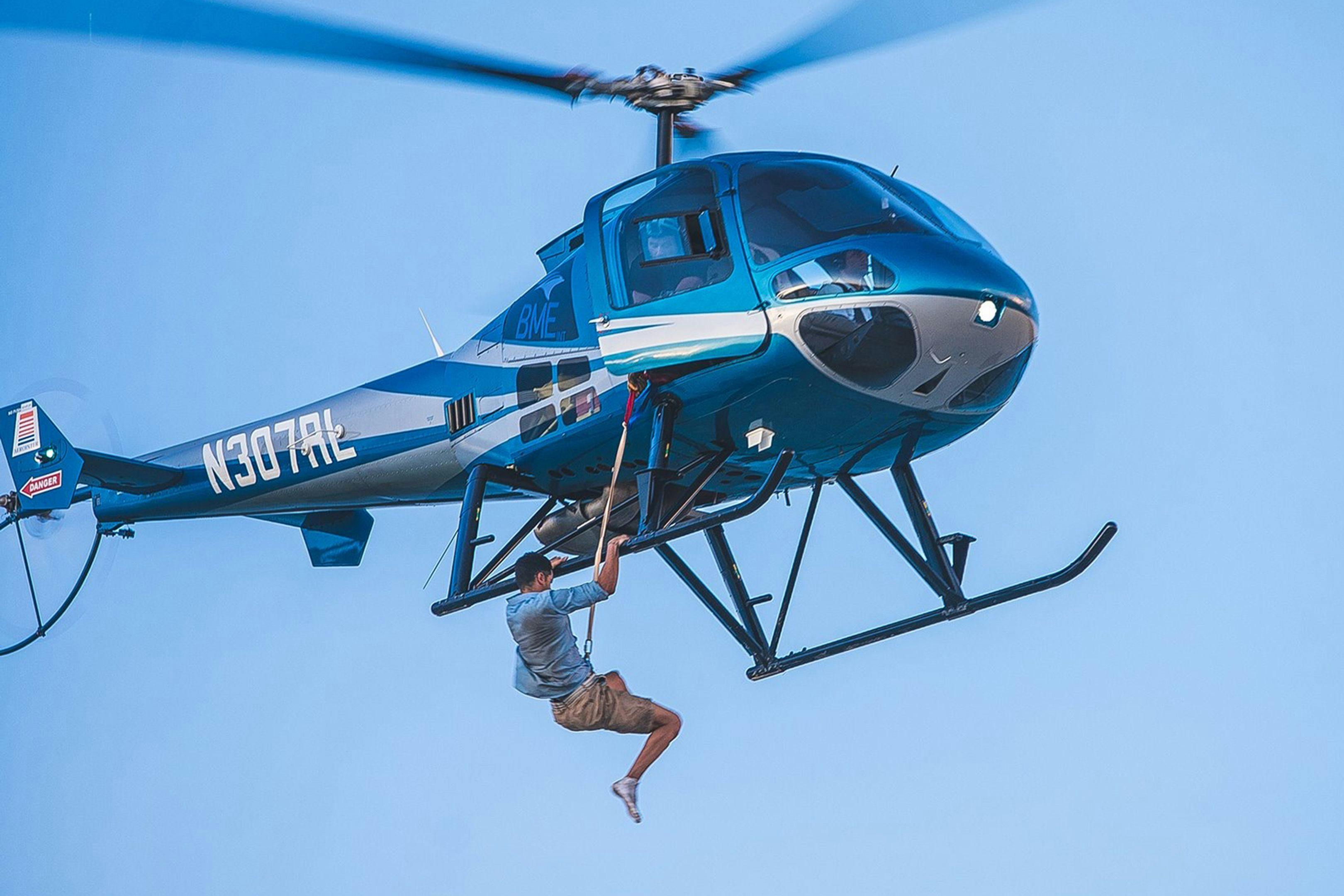El especiaista Óscar Dorta, durante el rodaje de una escena de acción con un helicóptero