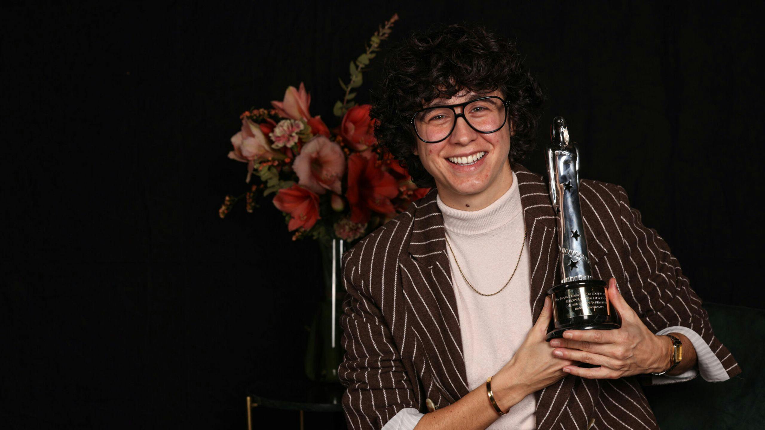 Laura Pedro, responsable de efectos visuales de 'La sociedad de la nieve', posa con el premio europeo por su labor en la película