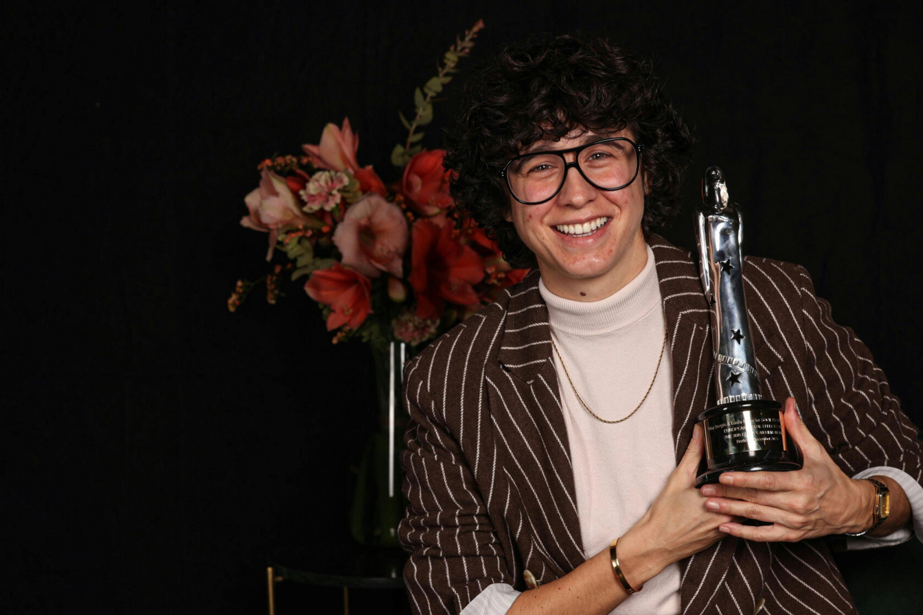 Laura Pedro, responsable de efectos visuales de 'La sociedad de la nieve', posa con el premio europeo por su labor en la película