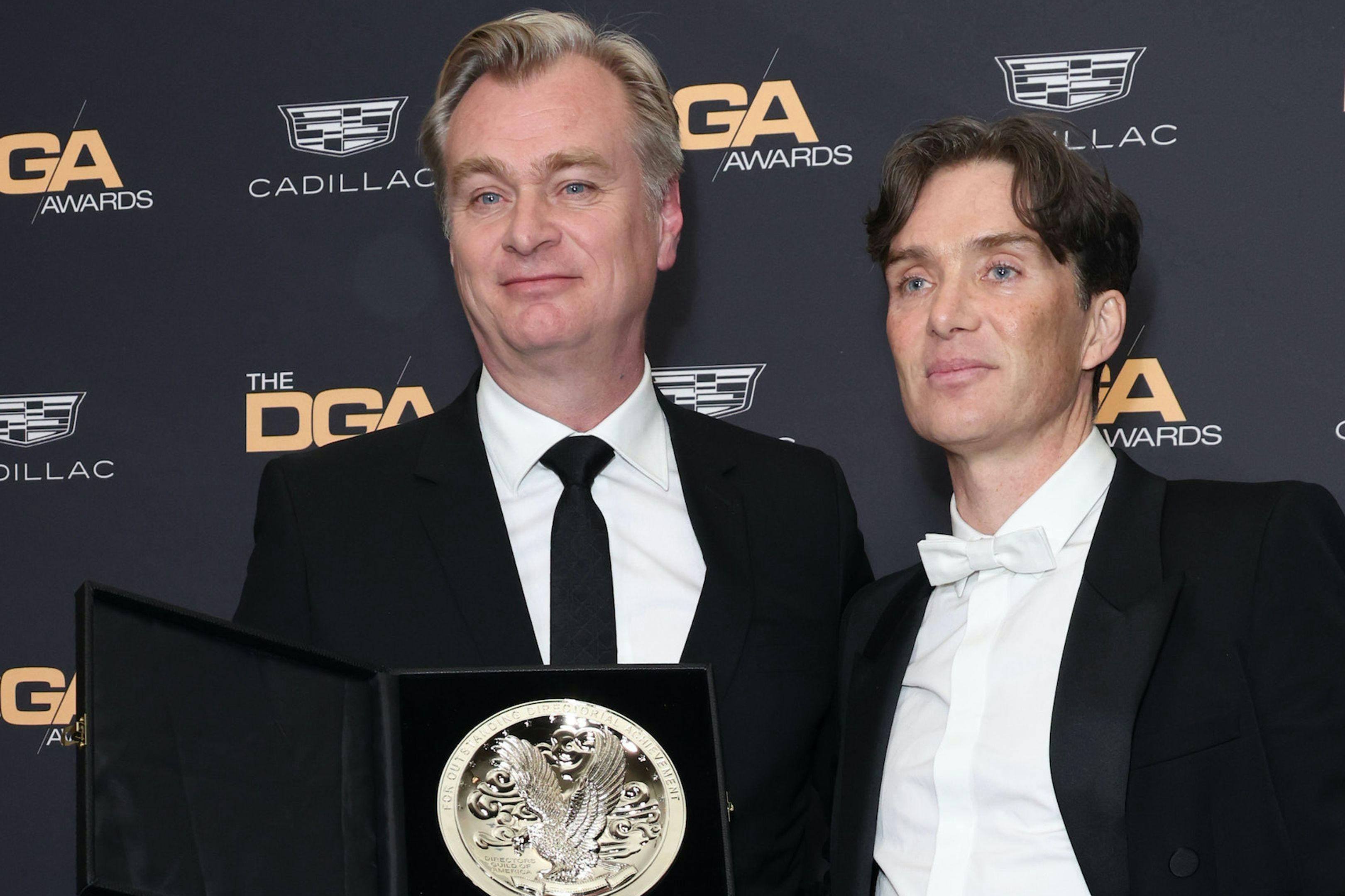 Christopher Nolan y Cillian Murphy posan con el premio del DGA al director tras la gala de 2024