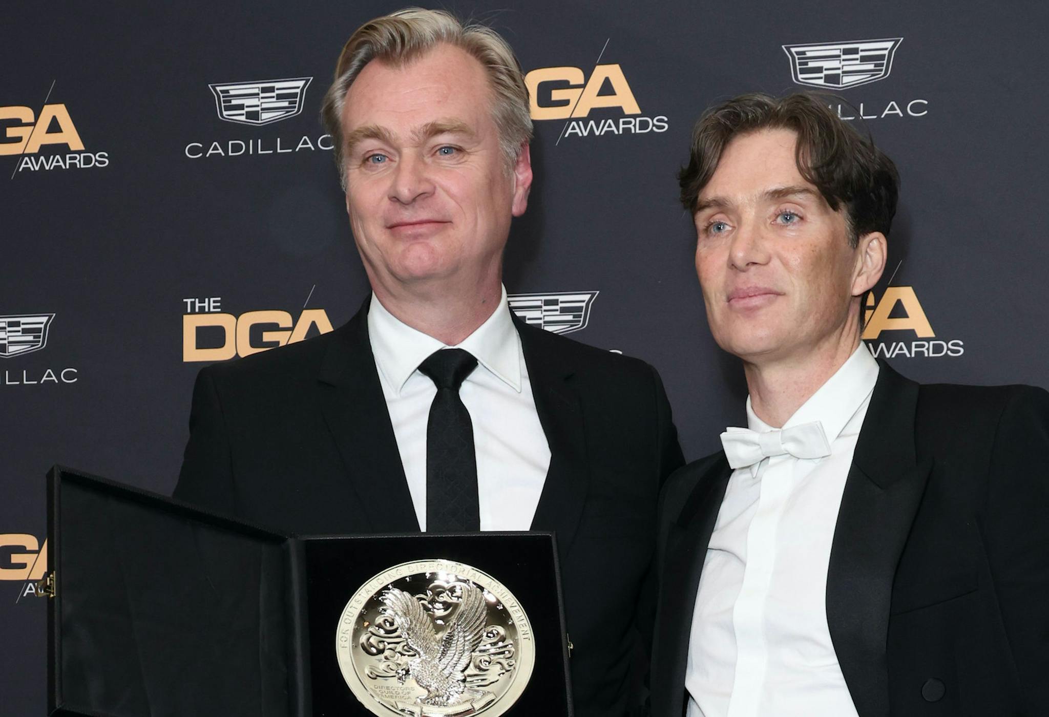 Christopher Nolan y Cillian Murphy posan con el premio del DGA al director tras la gala de 2024