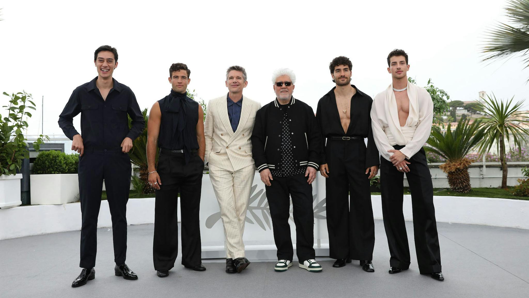 Pedro Almodóvar, Ethan Hawke y el resto del reparto de 'Extraña forma de vida' en el Festival de Cannes