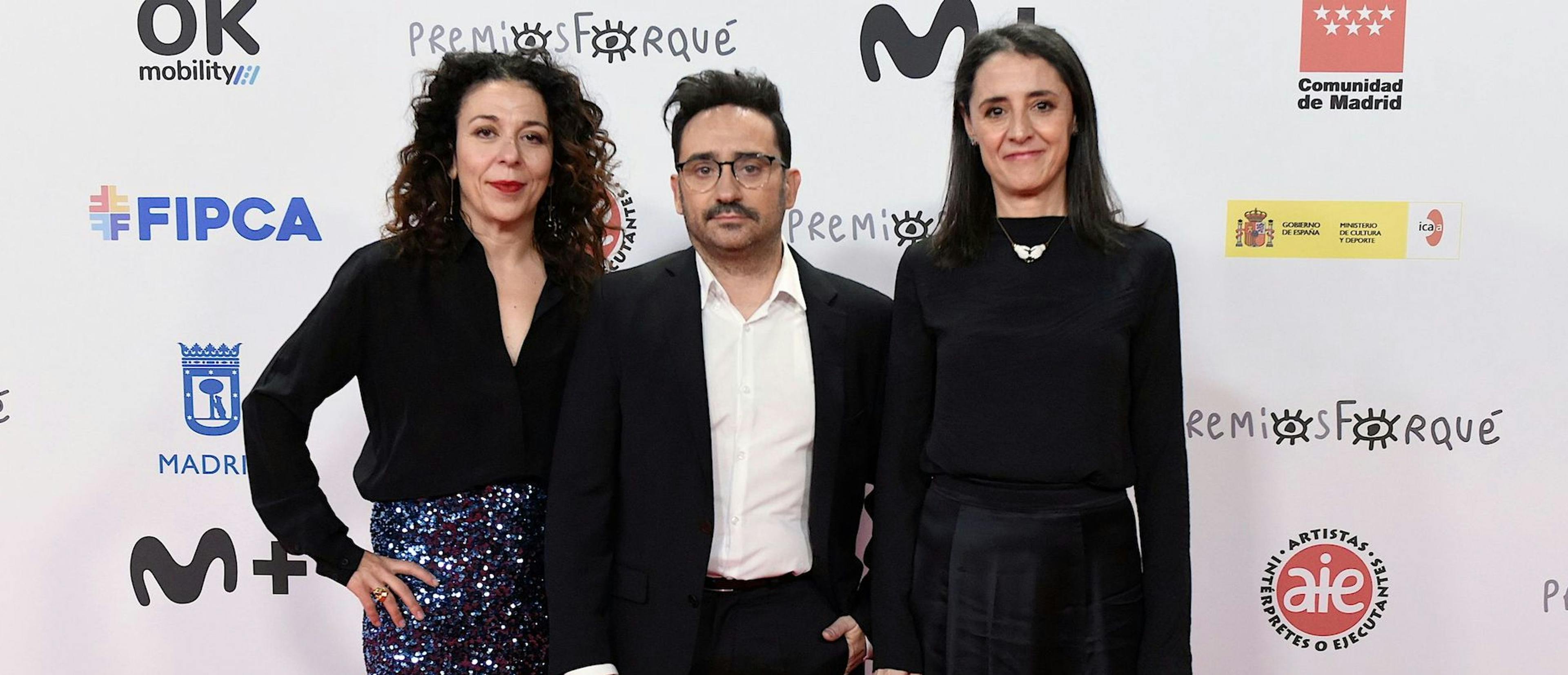 Fotografía del equipo de ‘La sociedad de la nieve’ en la alfombra roja de los Premios Forqué 2023, con las productoras Belén Atienza y Sandra Hermida y el director J. A. Bayona