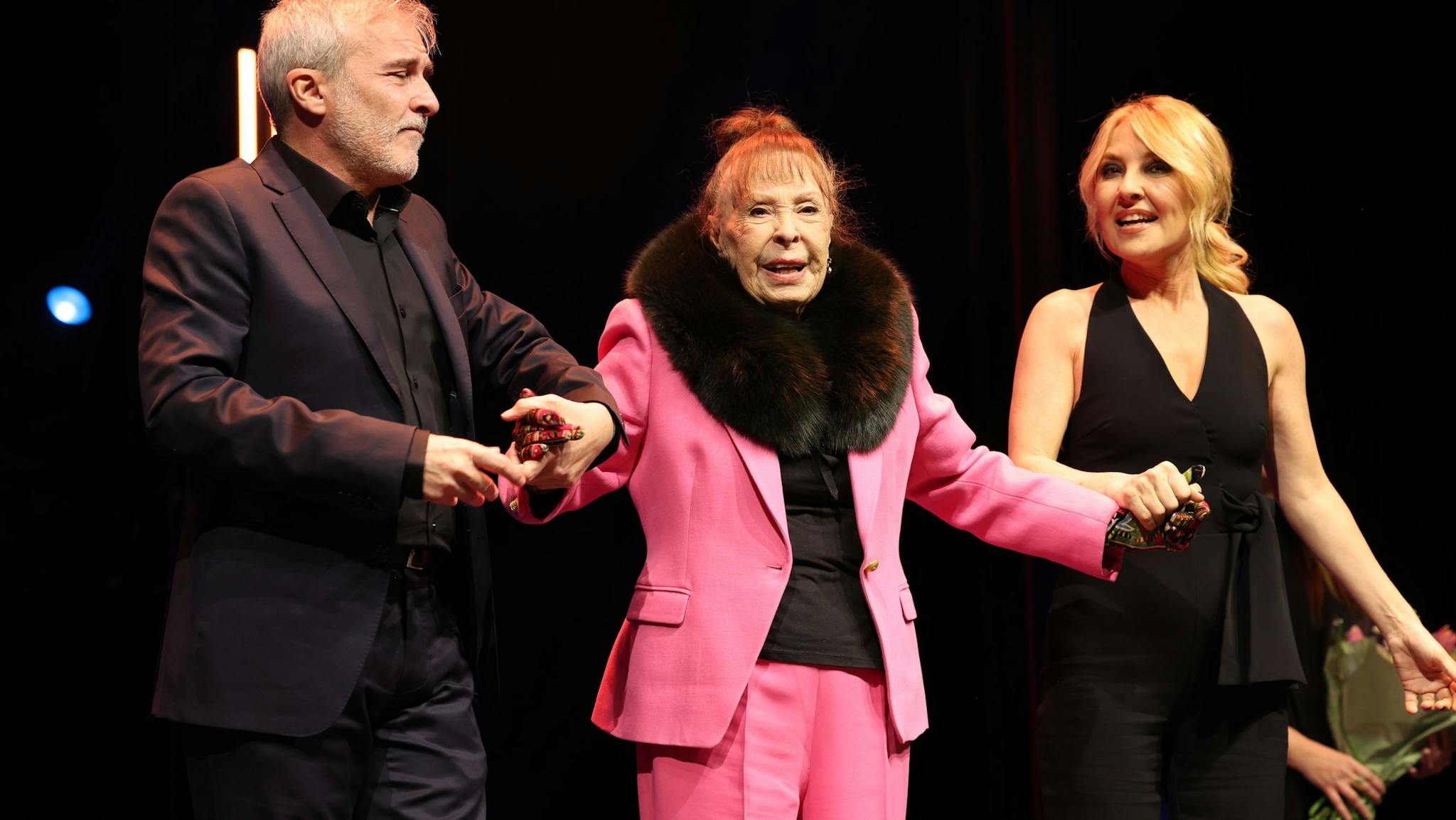 La actriz Gemma Cuervo recibe, junto a sus hijos Cayetana y Fernando, el premio 'Toda una vida' de la Unión de Actores