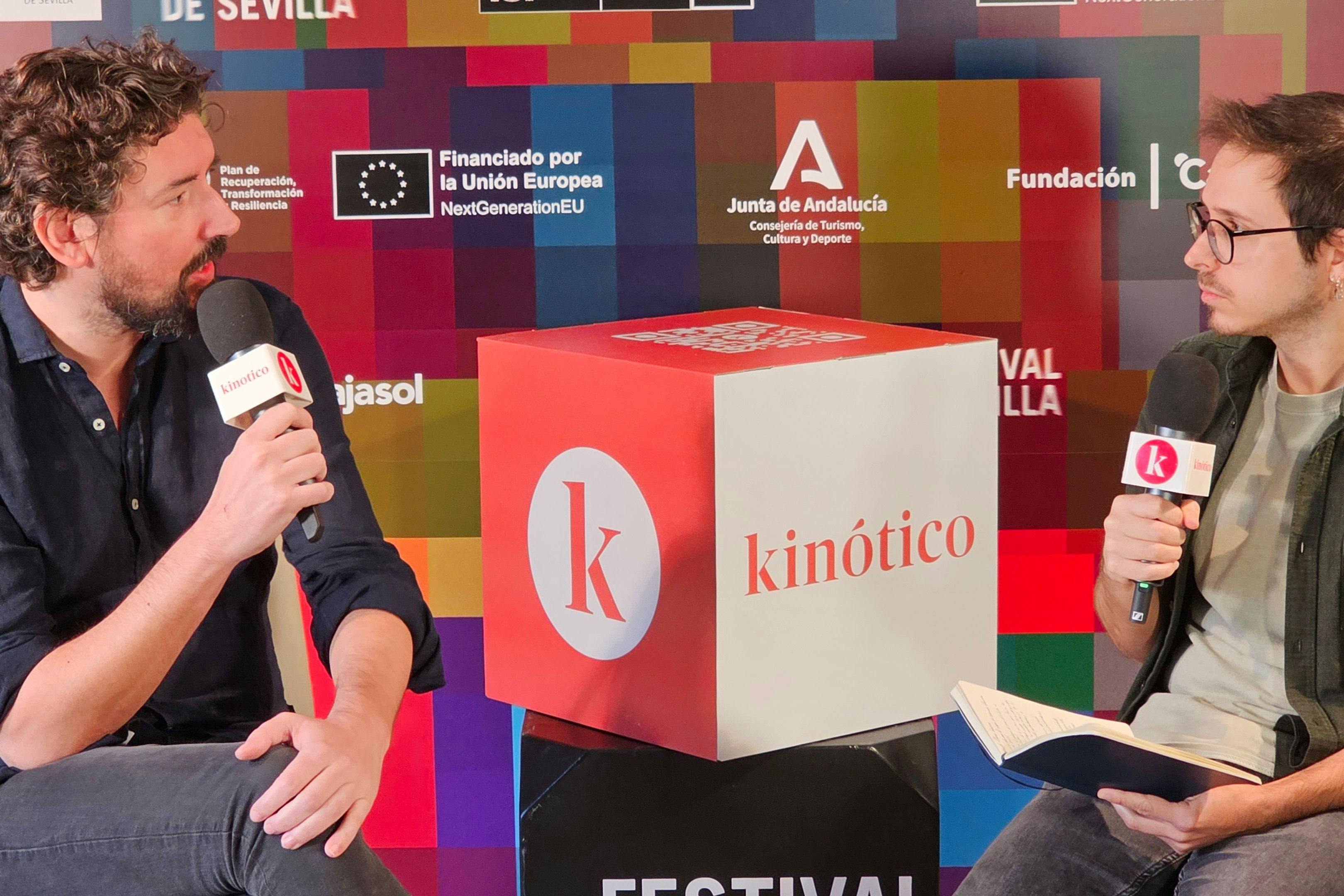 El director Pedro Aguilera, en el set de Kinótico en la 20 edición del Festival de Sevilla