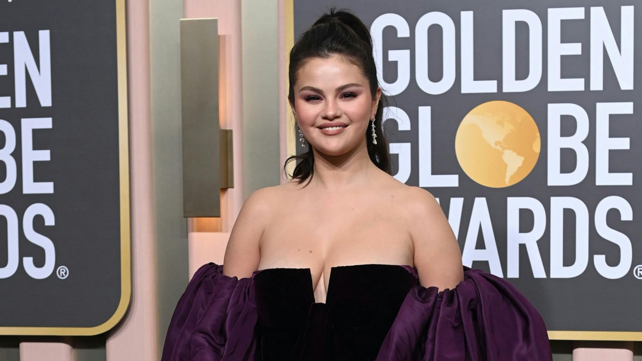 Selena Gomez posa en la alfombra roja de los Globos de oro 2023