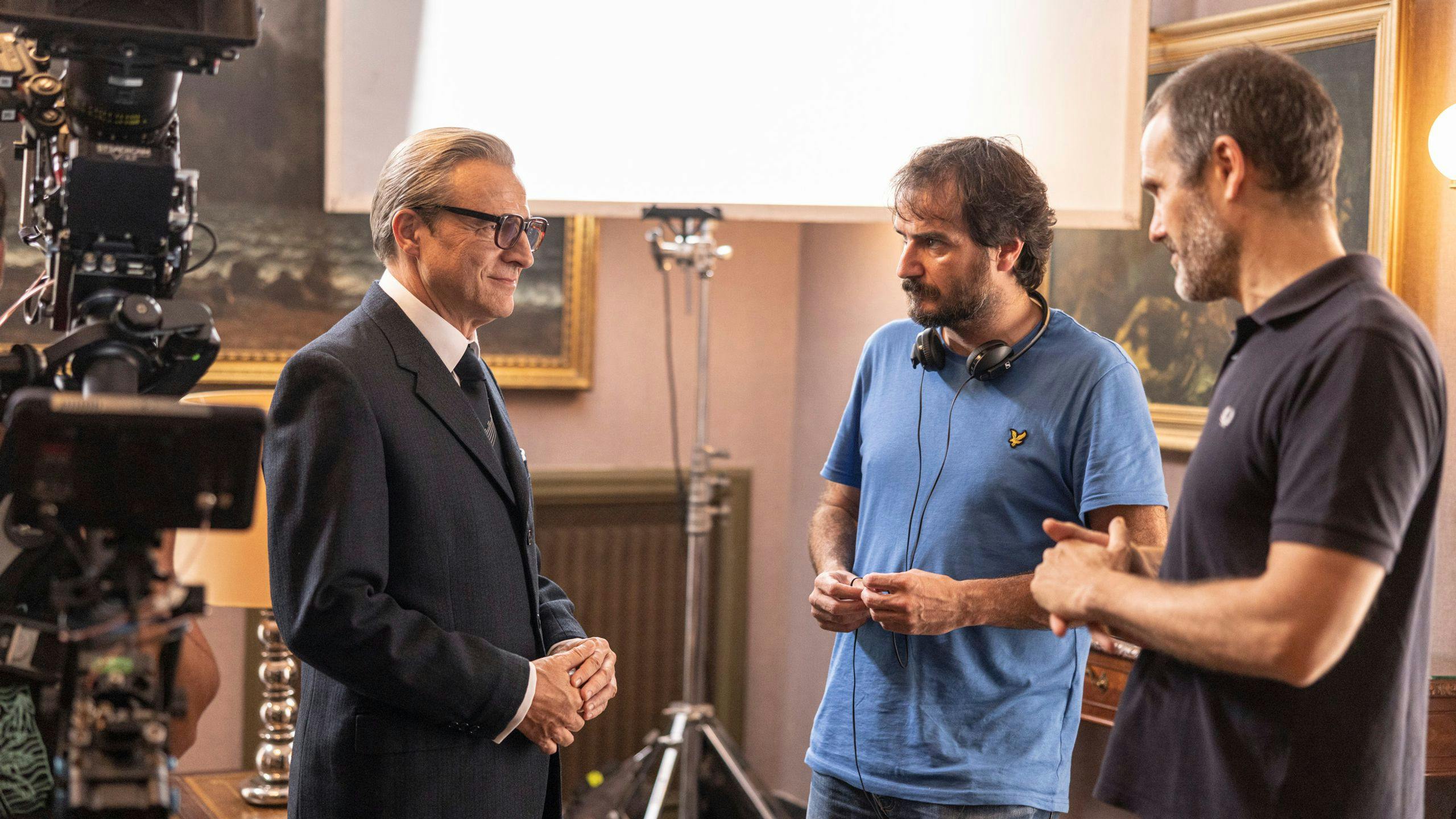 El actor Alberto San Juan y los directores Aitor Arregi y Jose Mari Goenaga, en el set de rodaje de 'Cristóbal Balenciaga'