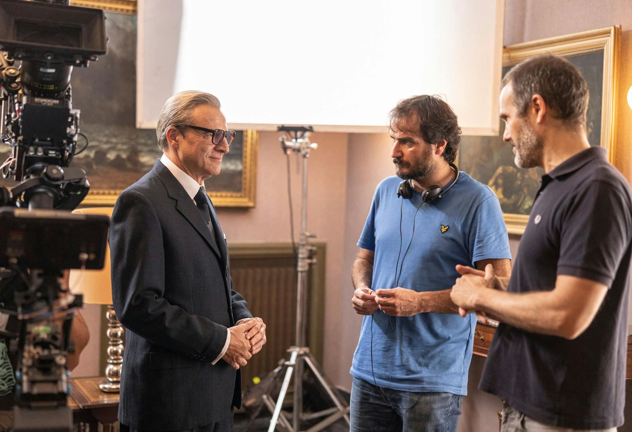 El actor Alberto San Juan y los directores Aitor Arregi y Jose Mari Goenaga, en el set de rodaje de 'Cristóbal Balenciaga'